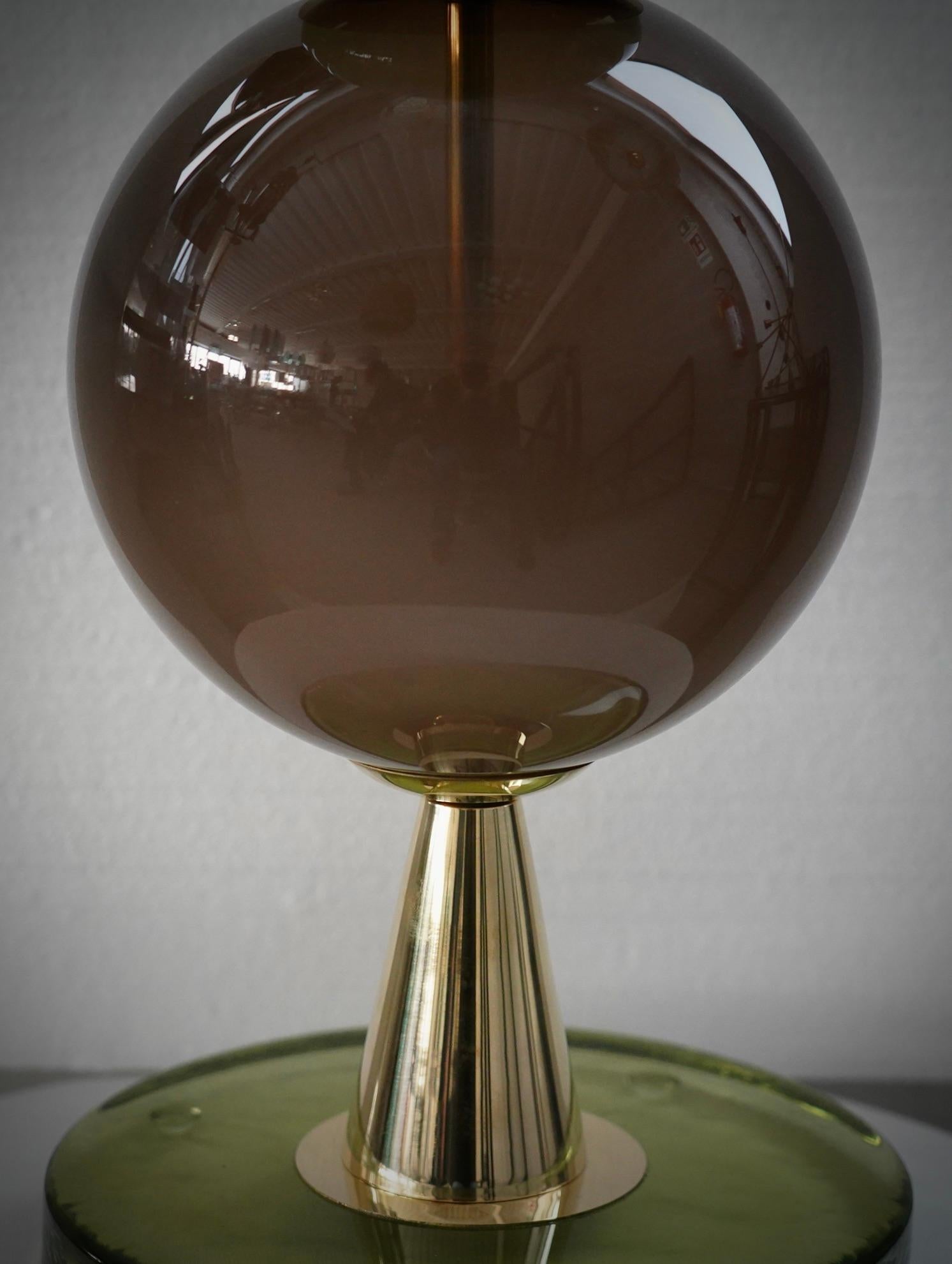 Laiton Lampe de table ronde du milieu du siècle en verre d'art brun et vert et en laiton, Murano, 2020 en vente