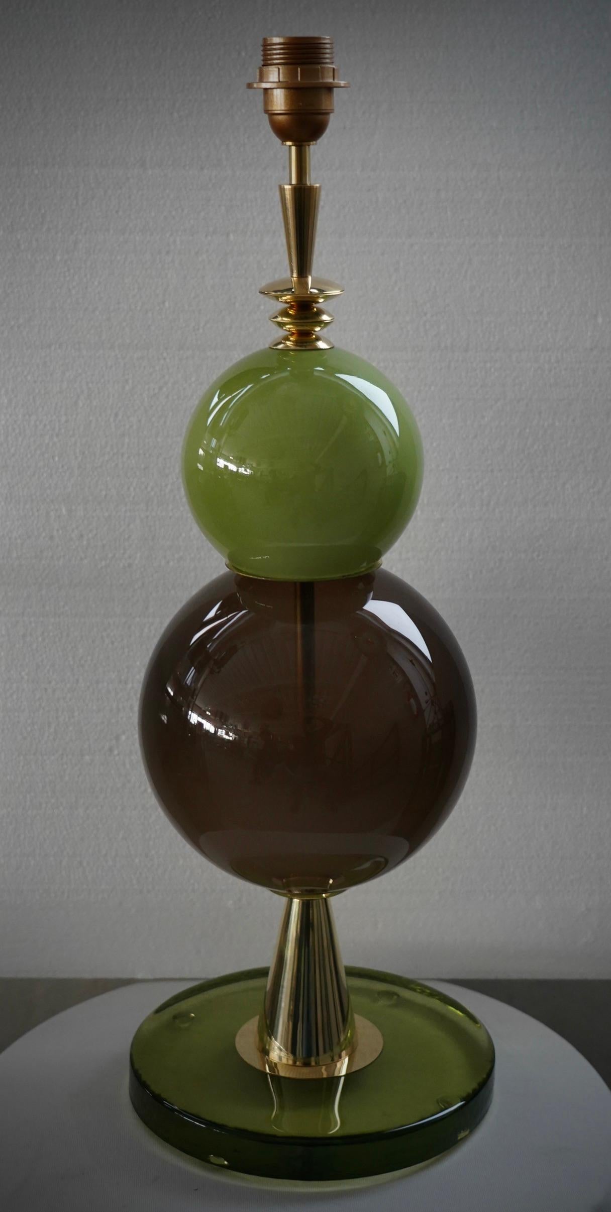 Lampe de table ronde du milieu du siècle en verre d'art brun et vert et en laiton, Murano, 2020 en vente 1