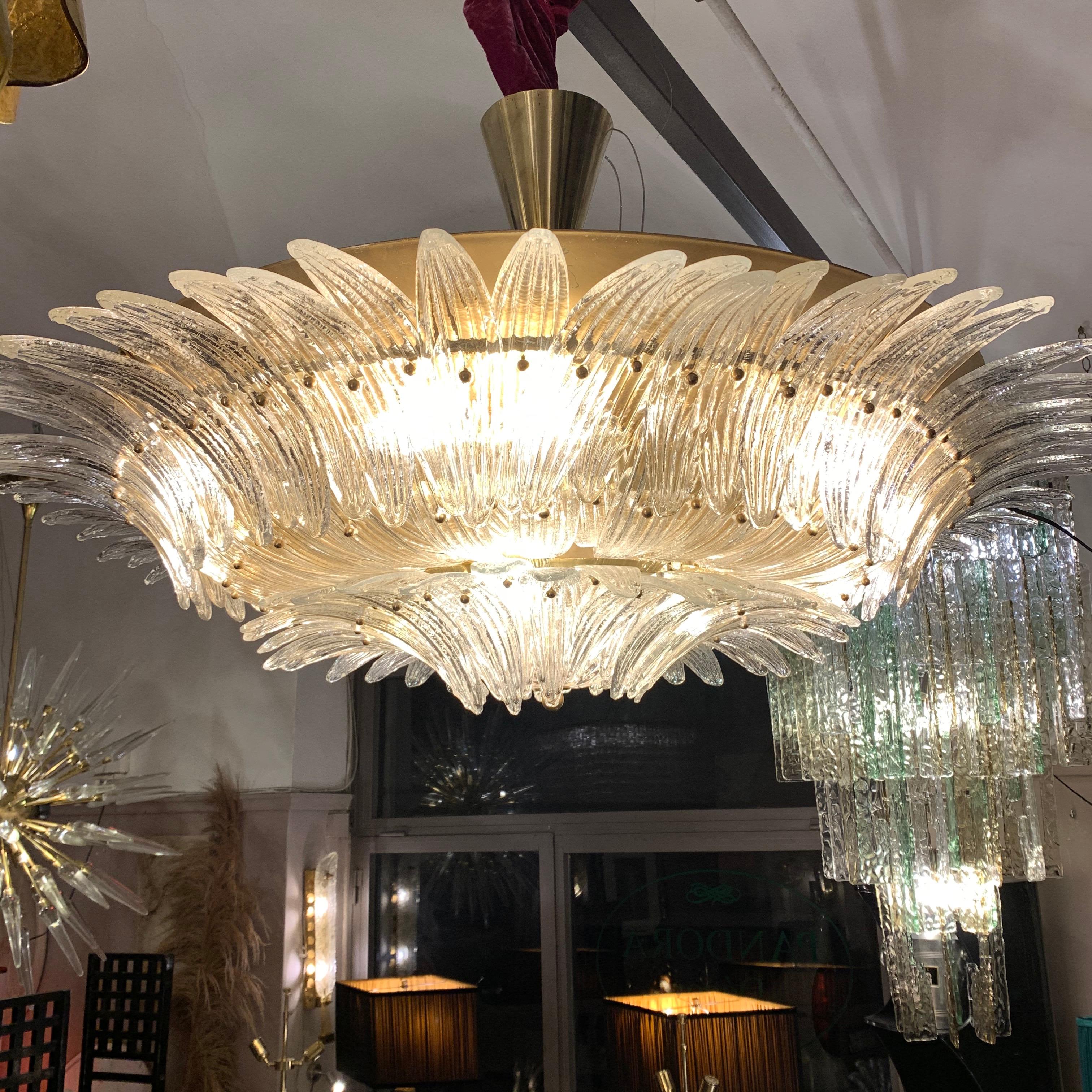 Murano Round Chandelier with Clear Glass Leaves, Brass Structure, 1950s In Excellent Condition In Florence, IT
