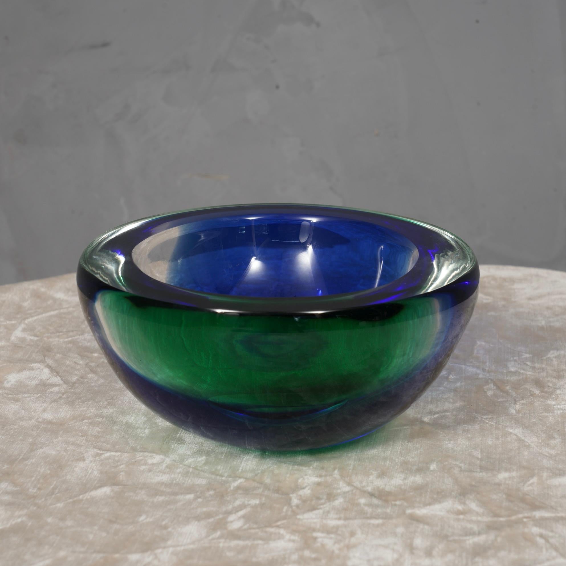 Cenicero de un particular vidrio sumergido, con un maravilloso doble color verde esmeralda y azul. Refinamiento y clase como en el estilo de Murano, piezas únicas que siempre siguen siendo preciosas.

El cenicero es de cristal de Murano, de forma