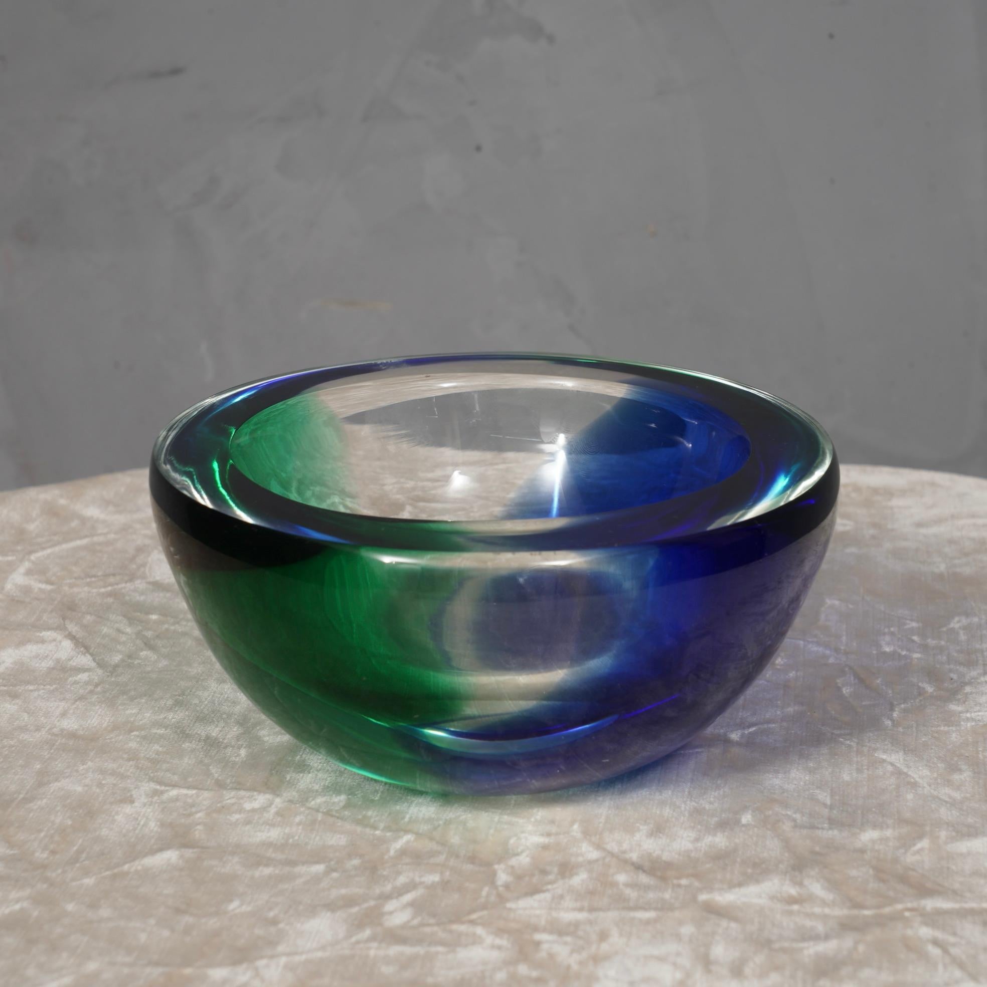 Cenicero redondo de cristal verde esmeralda y azul de Murano, 1960 Moderno de mediados de siglo en venta