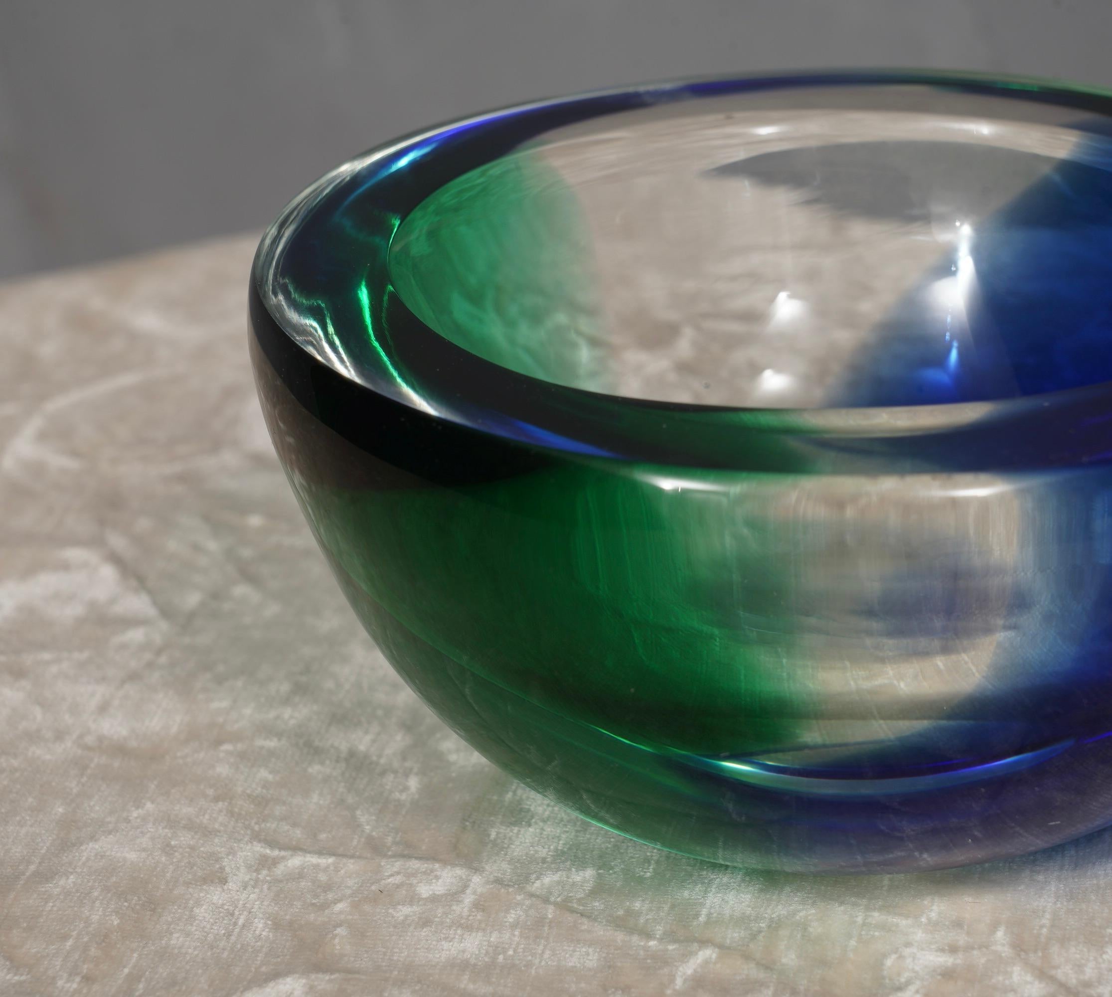 Cenicero redondo de cristal verde esmeralda y azul de Murano, 1960 Italiano en venta