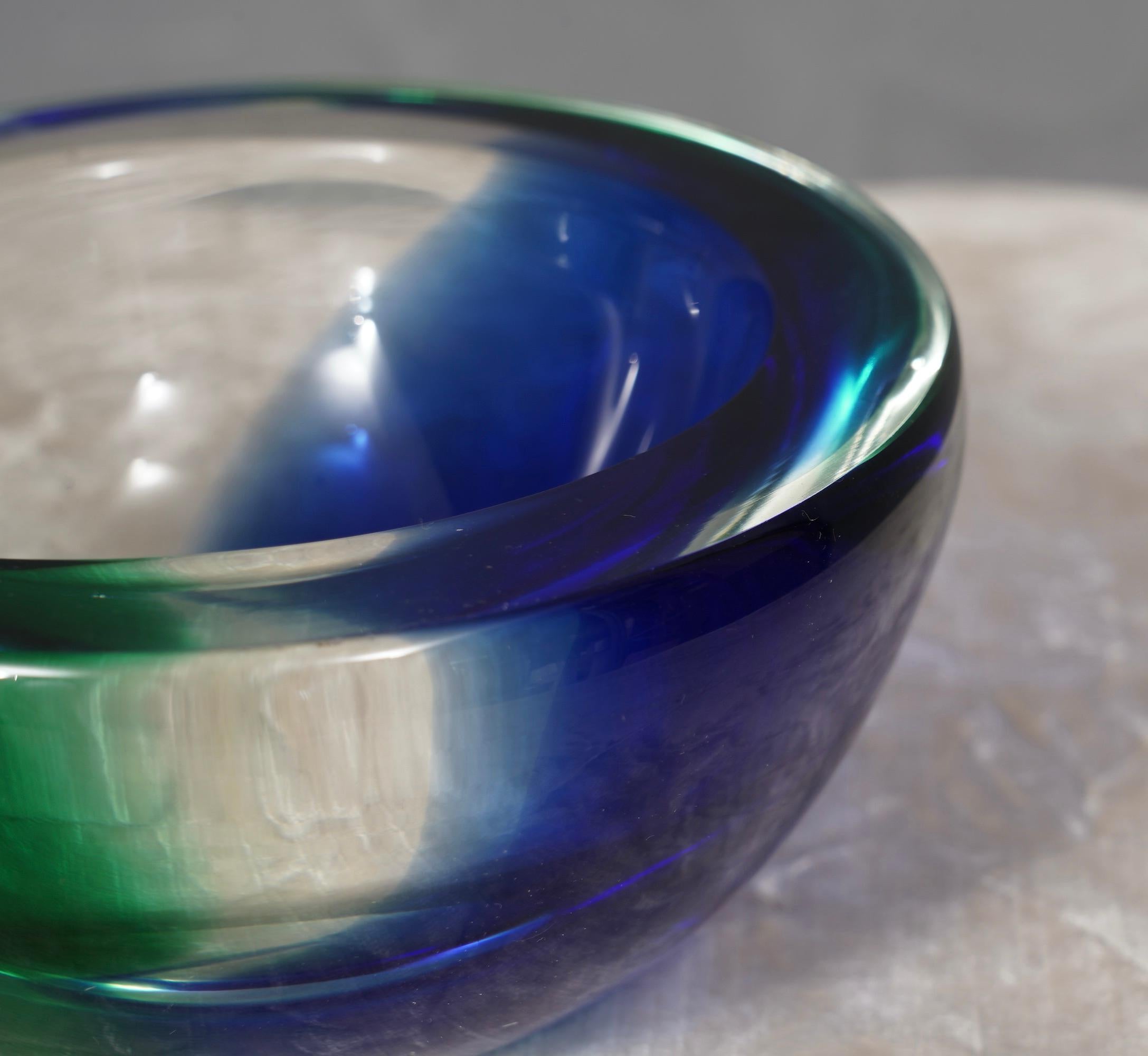 Cenicero redondo de cristal verde esmeralda y azul de Murano, 1960 en Bueno estado para la venta en Rome, IT