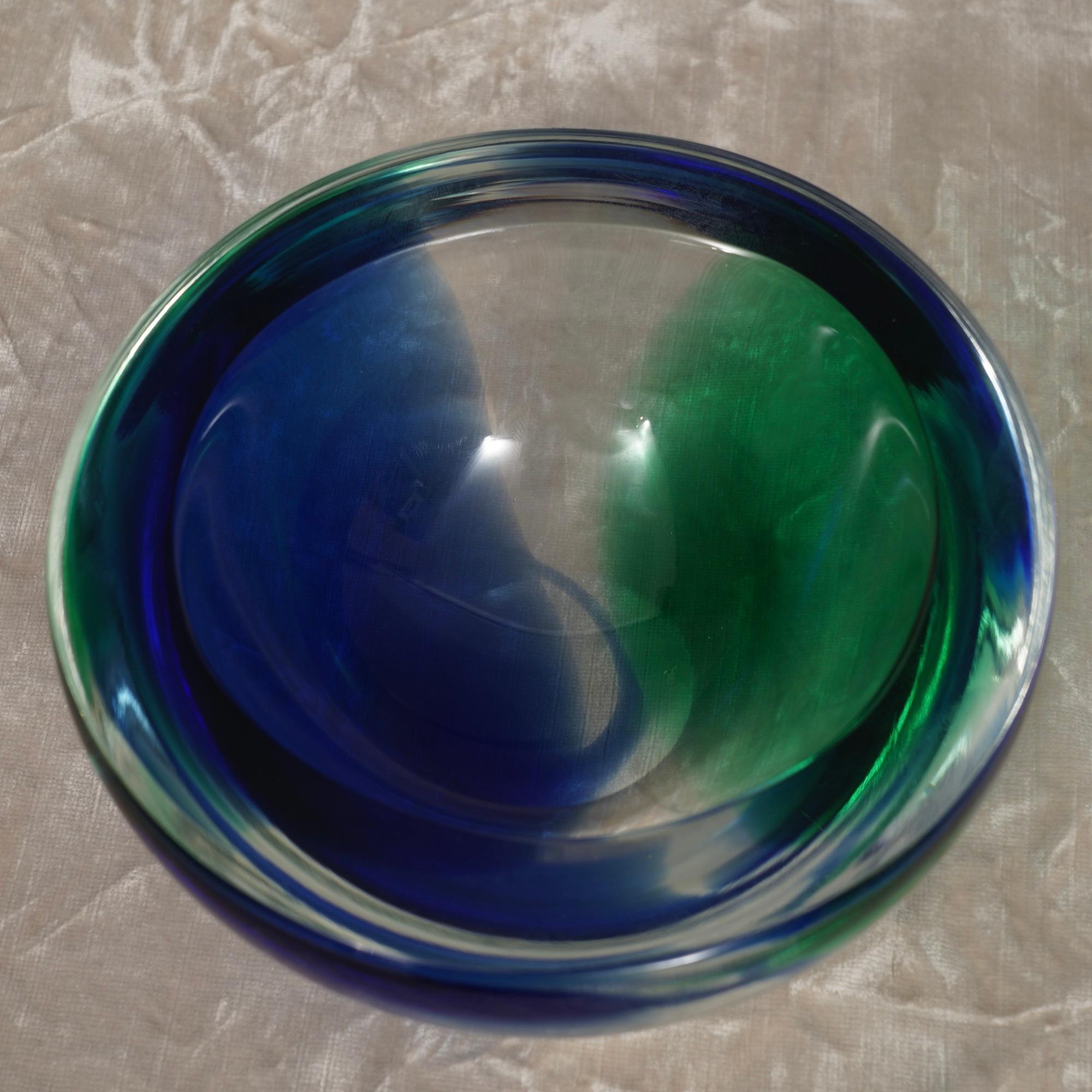 Cenicero redondo de cristal verde esmeralda y azul de Murano, 1960 mediados del siglo XX en venta