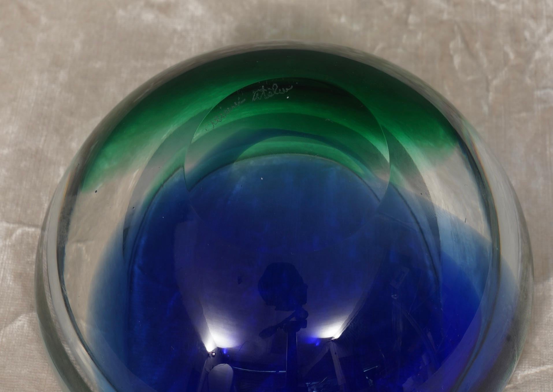 Cenicero redondo de cristal verde esmeralda y azul de Murano, 1960 Cristal de Murano en venta