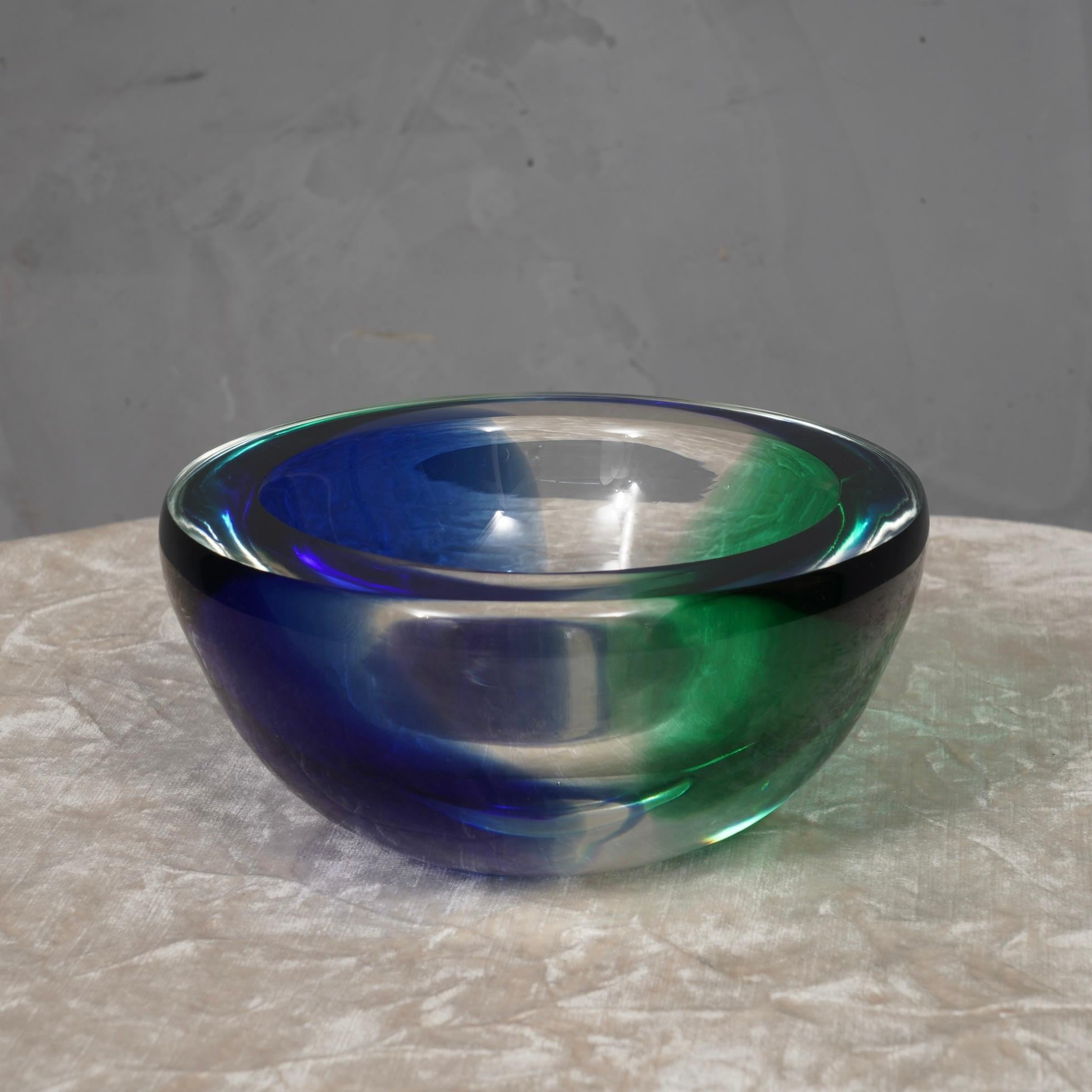 Cenicero redondo de cristal verde esmeralda y azul de Murano, 1960 en venta 1