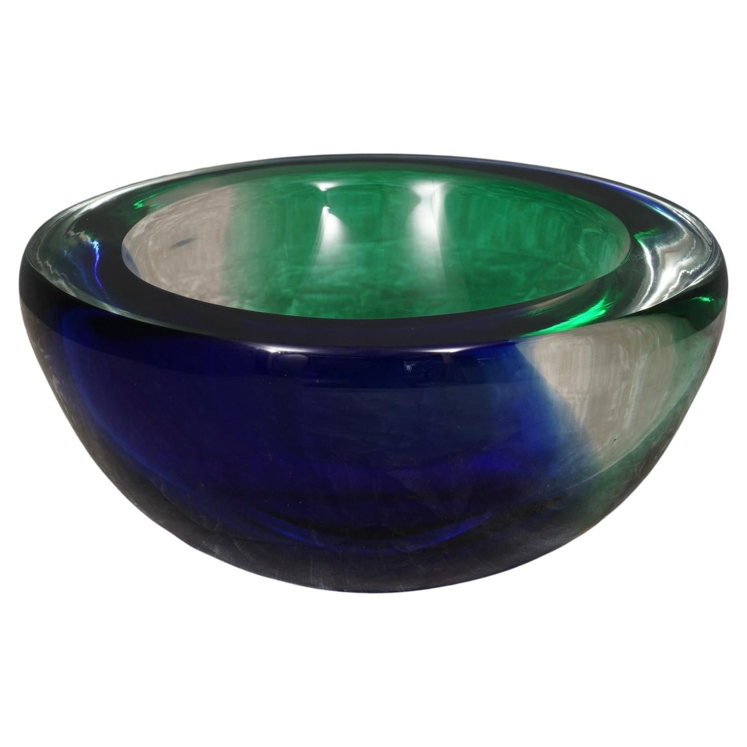Cenicero redondo de cristal verde esmeralda y azul de Murano, 1960 en venta