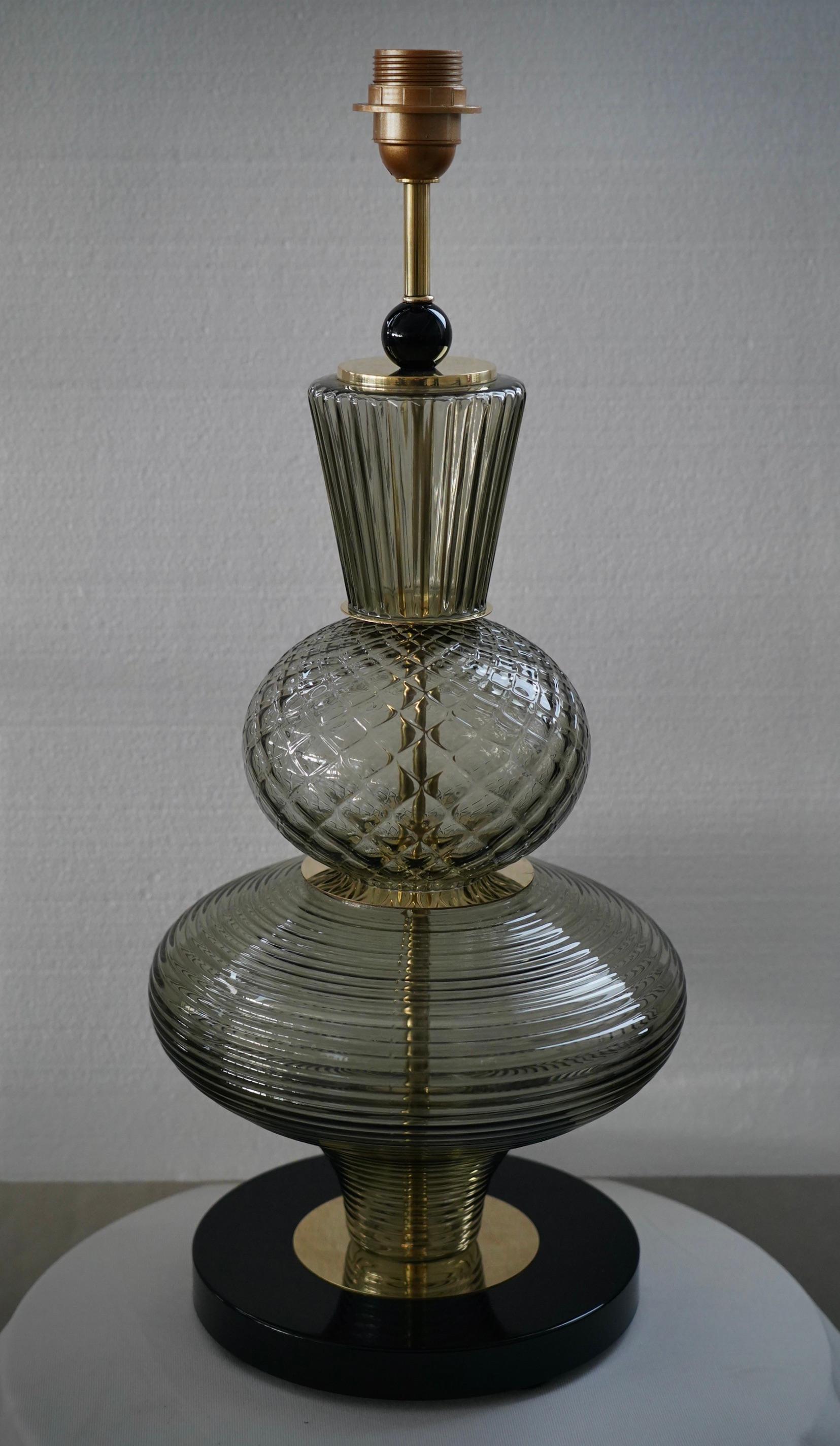 Mid-Century Modern Lampe de table du milieu du siècle en verre d'art Murano Round Fumè et laiton, 2020 en vente