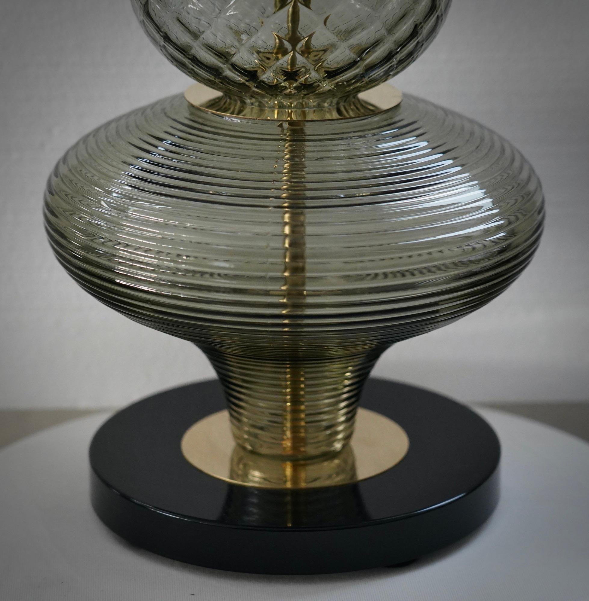 italien Lampe de table du milieu du siècle en verre d'art Murano Round Fumè et laiton, 2020 en vente