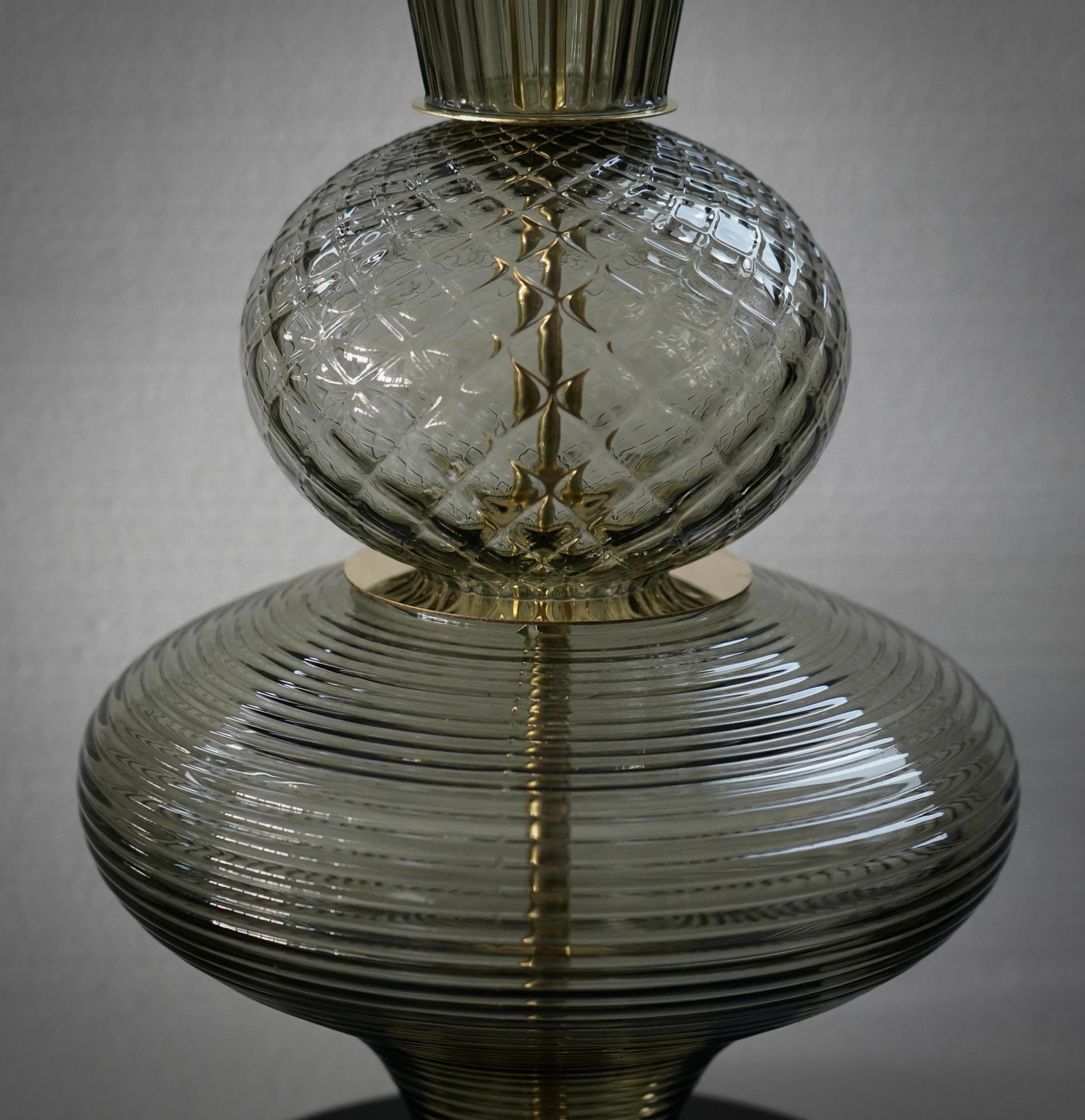 Lampe de table du milieu du siècle en verre d'art Murano Round Fumè et laiton, 2020 Bon état - En vente à Rome, IT