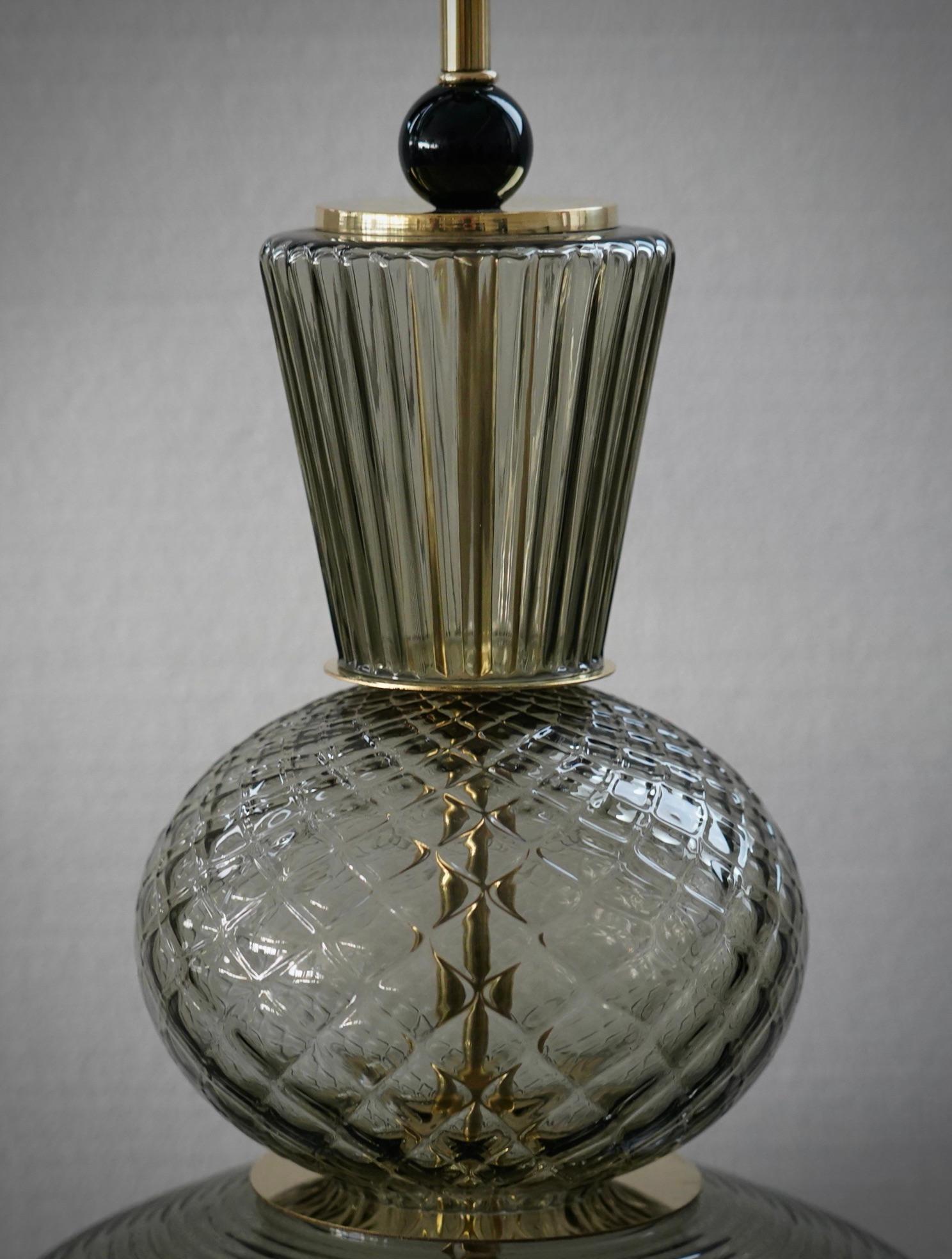 XXIe siècle et contemporain Lampe de table du milieu du siècle en verre d'art Murano Round Fumè et laiton, 2020 en vente