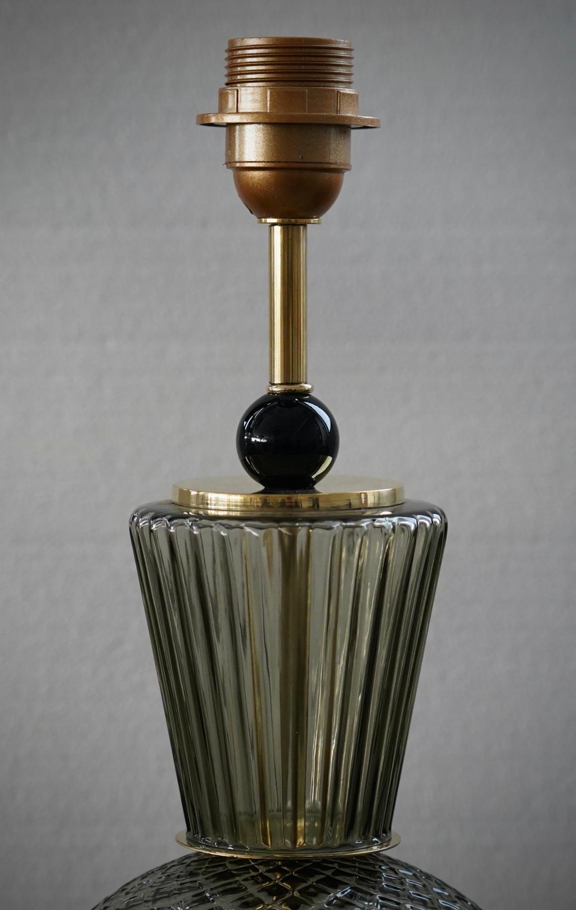Laiton Lampe de table du milieu du siècle en verre d'art Murano Round Fumè et laiton, 2020 en vente