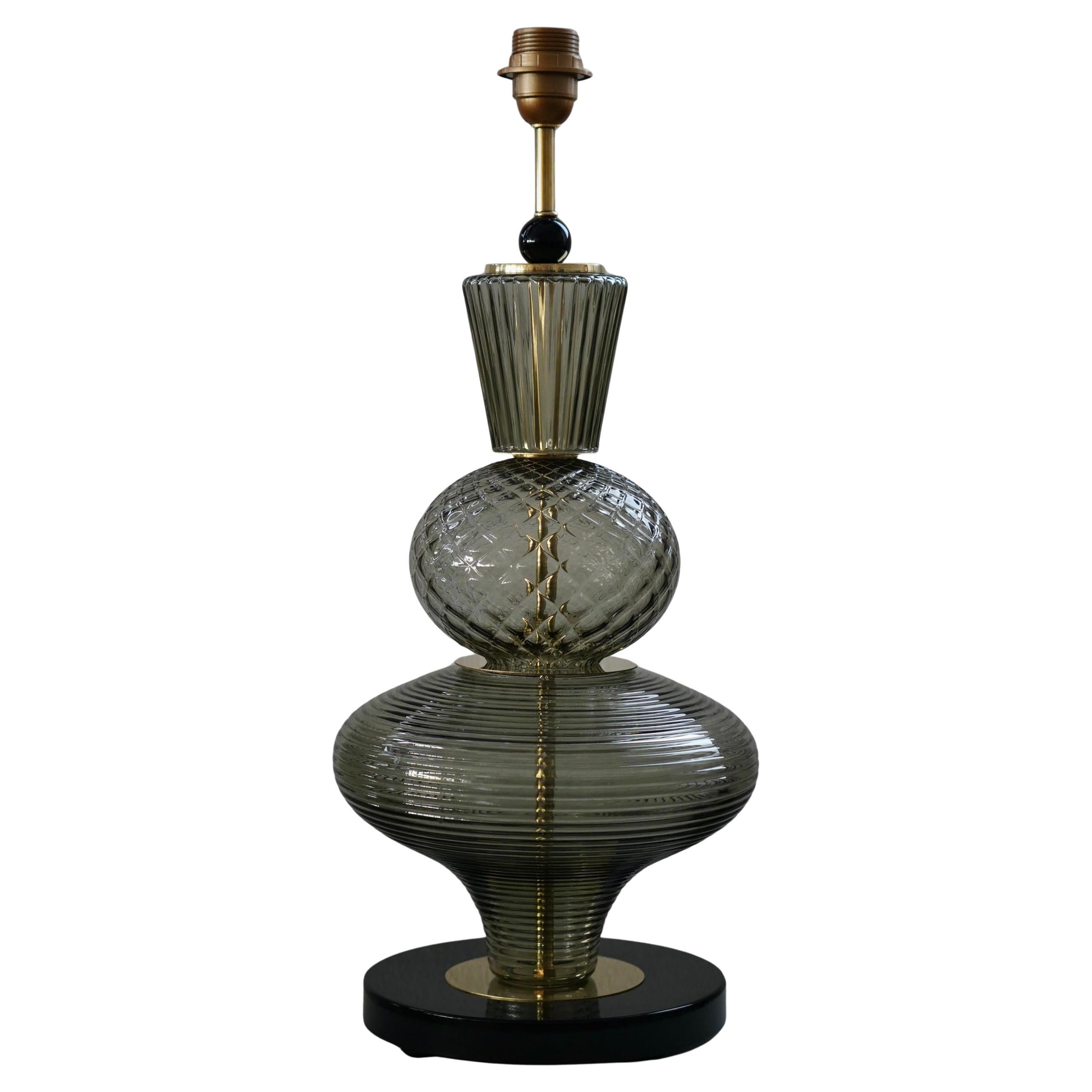 Lampe de table du milieu du siècle en verre d'art Murano Round Fumè et laiton, 2020