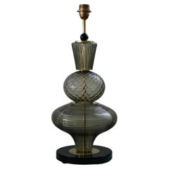 Lampe de table du milieu du siècle en verre d'art Murano Round Fumè et laiton, 2020