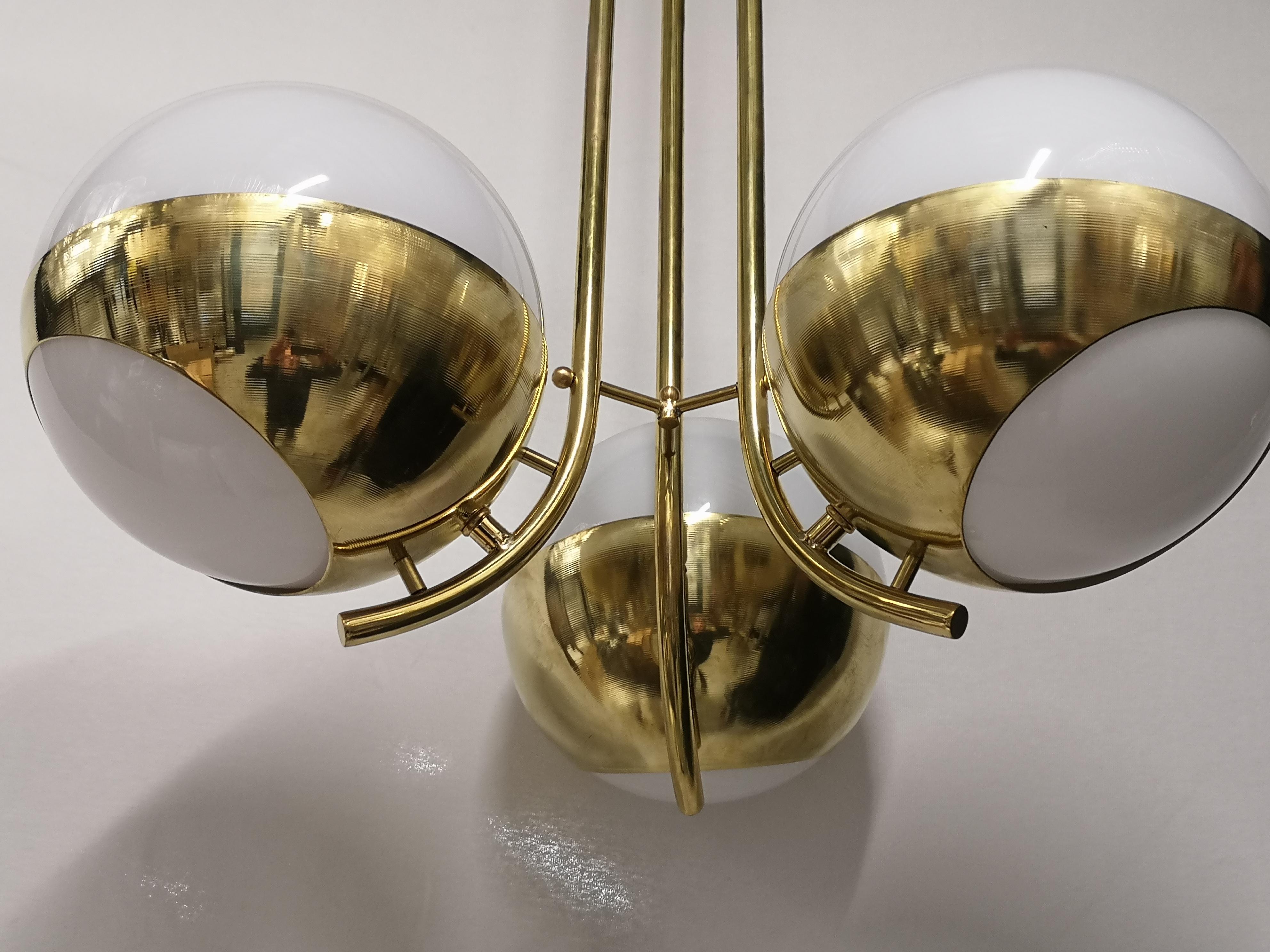 Murano Round Glass and Brass Chandelier, 2000 In Good Condition For Sale In Rome, IT