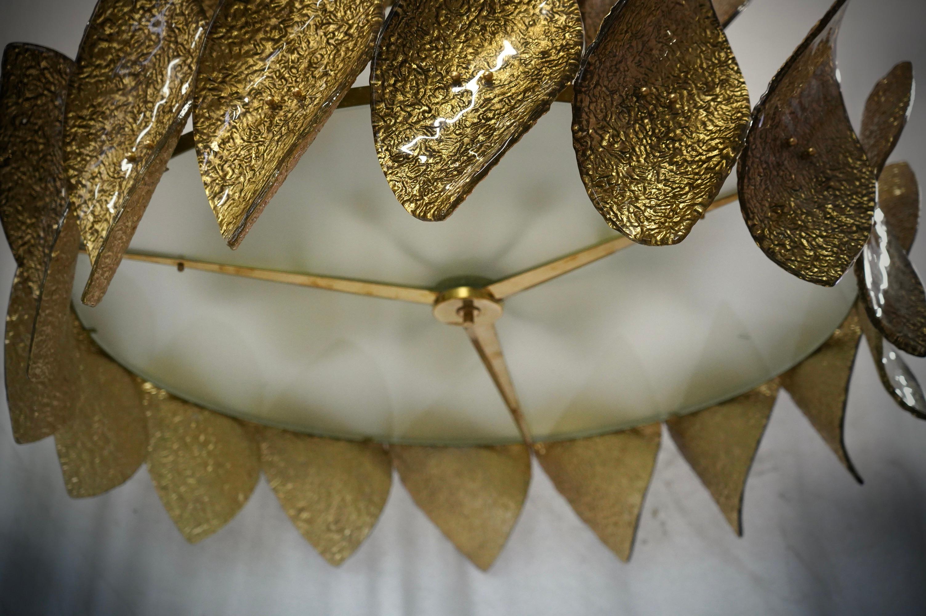 italien Lustre et pendentif d'art rond de Murano en verre doré et laiton du milieu du siècle dernier, 2000 en vente