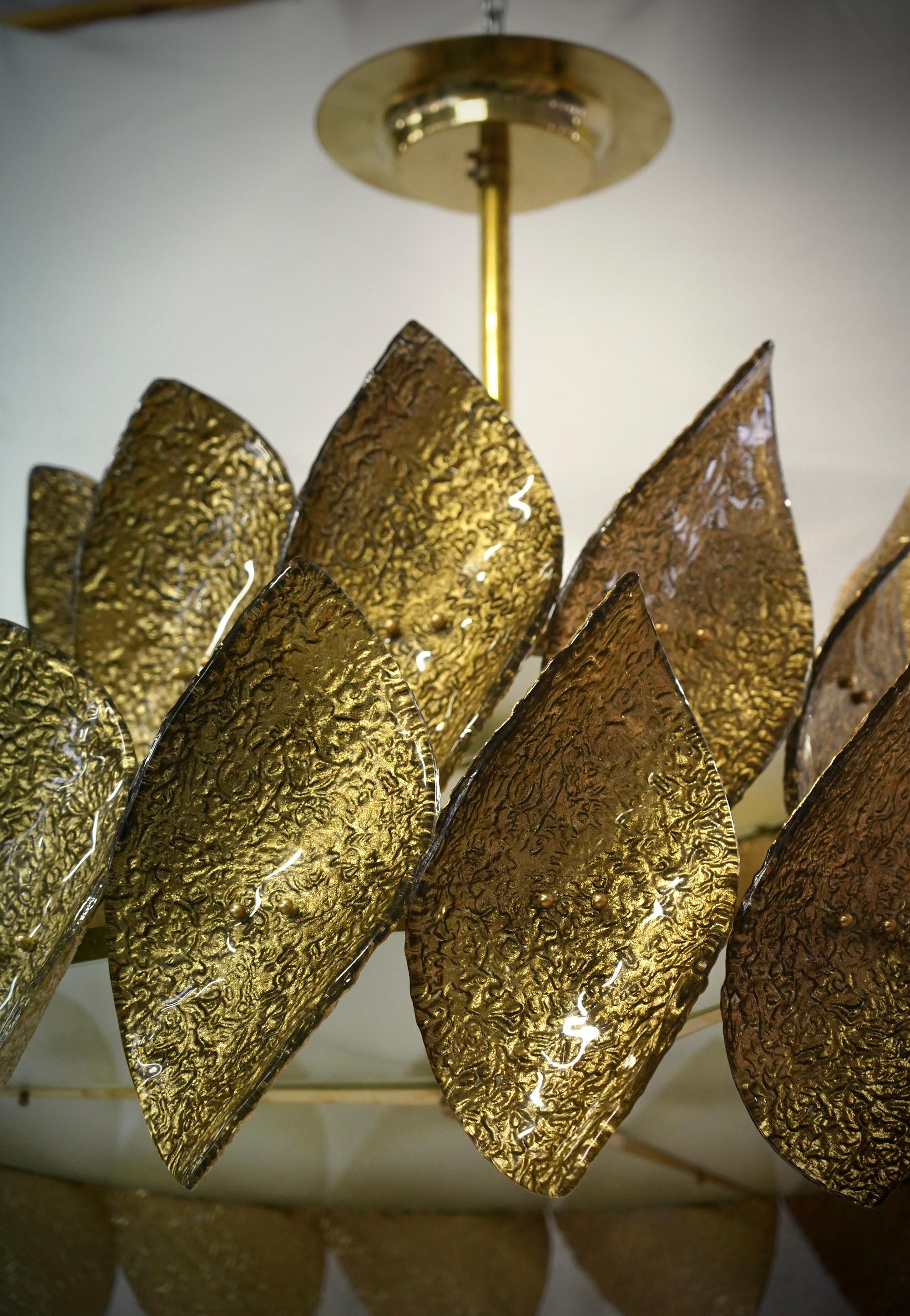 Laiton Lustre et pendentif d'art rond de Murano en verre doré et laiton du milieu du siècle dernier, 2000 en vente
