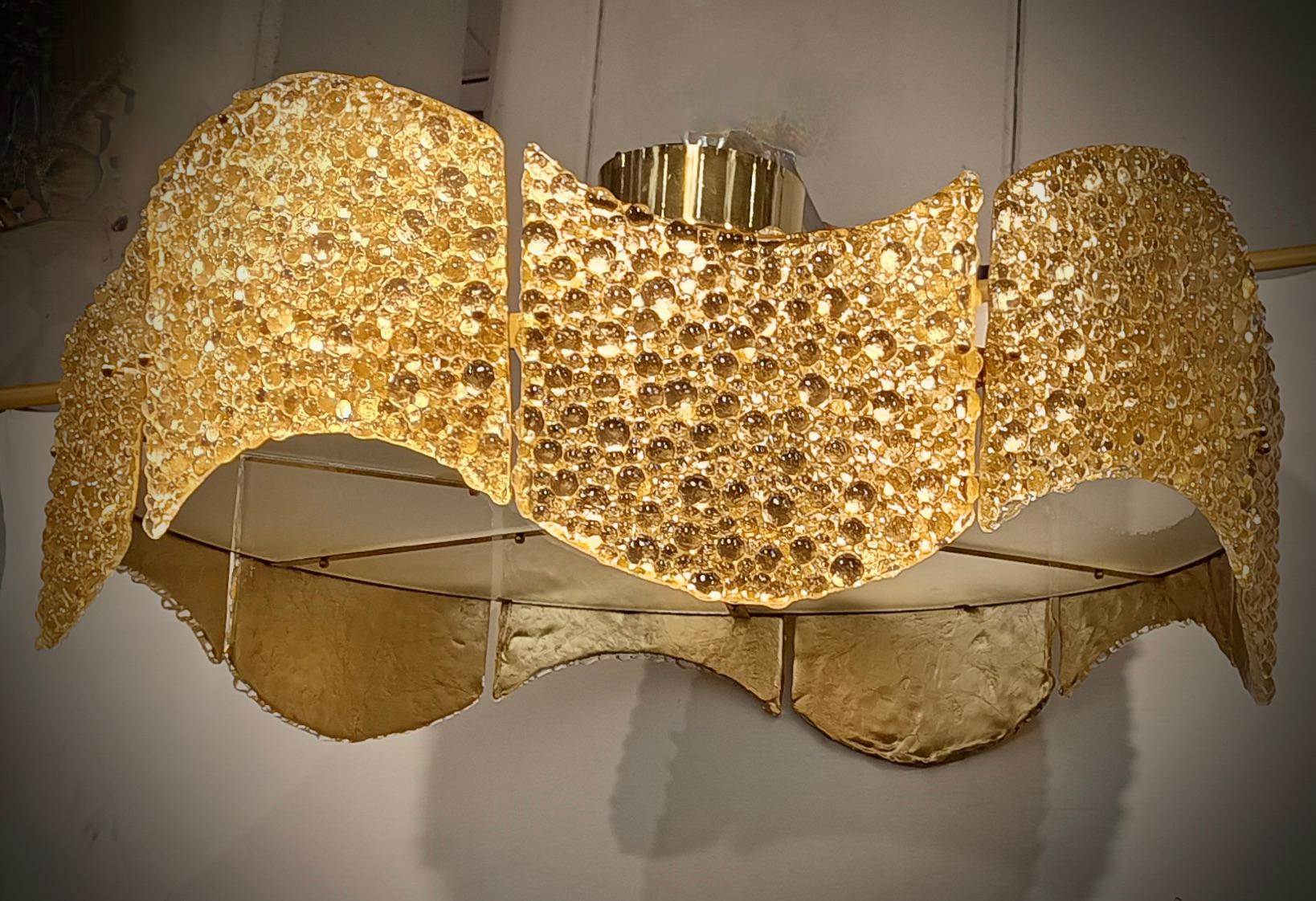 Very elegant Murano chandelier in artistic glass with brass finish; note the workmanship of the beautiful gold-colored plate. Refinement and style as in the Murano style, unique pieces that always remain precious. When turned on, the chandelier is