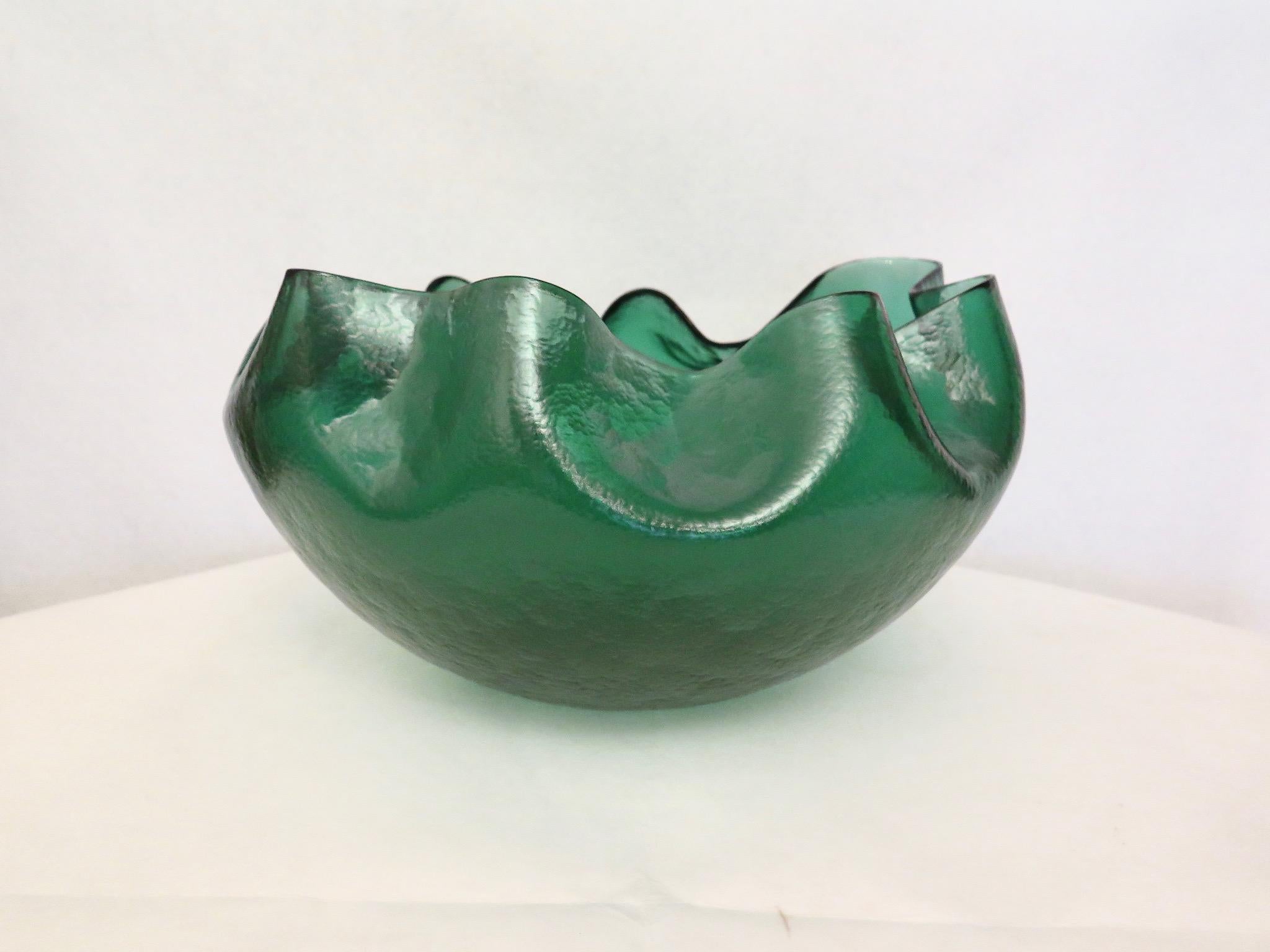 Vase aus Murano aus der Mitte des Jahrhunderts. 

Alles aus Muranoglas. Die Vase wird mit der Hand geblasen. Es hat eine runde Form:: aber der obere Teil ist wie ein Taschentuch gefaltet. Die Farbe ist die einer grünen Flasche. Sehr eleganter und