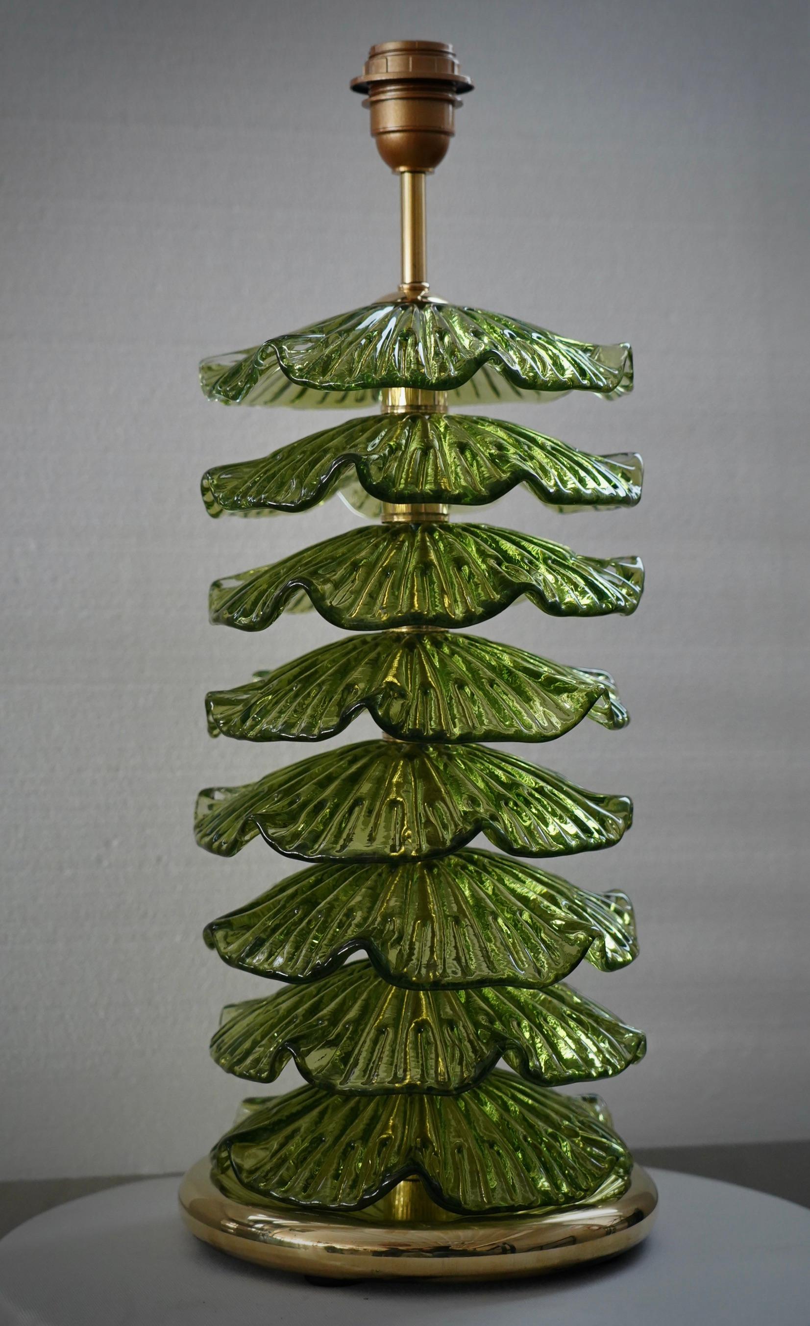 Une lampe très particulière et originale de Murano, une série de feuilles rondes en verre disposées les unes au-dessus des autres, d'une couleur vert émeraude. Leur forme est fascinante.

La lampe est composée d'une base ronde en laiton et d'une