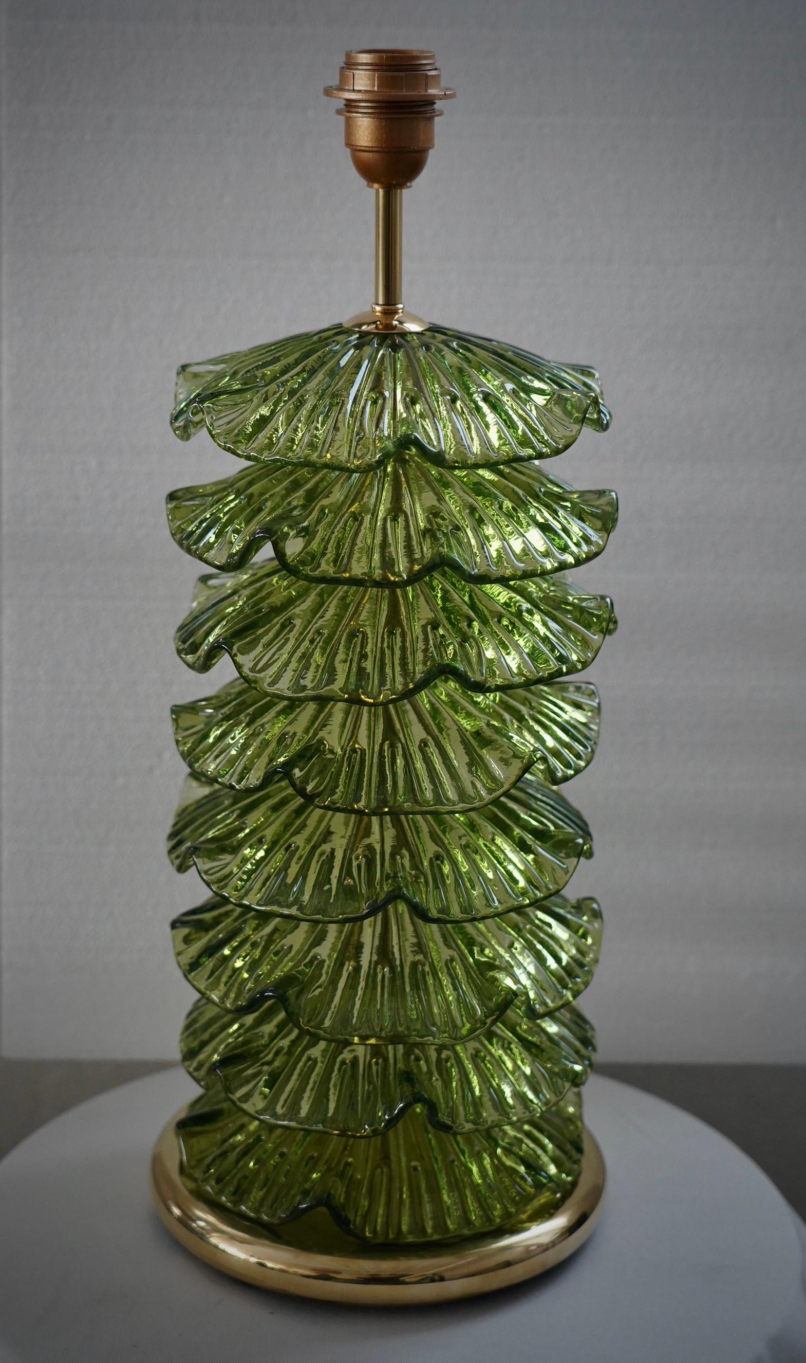 Mid-Century Modern Lampe de table du milieu du siècle en verre d'art vert et laiton, Murano, 2020 en vente