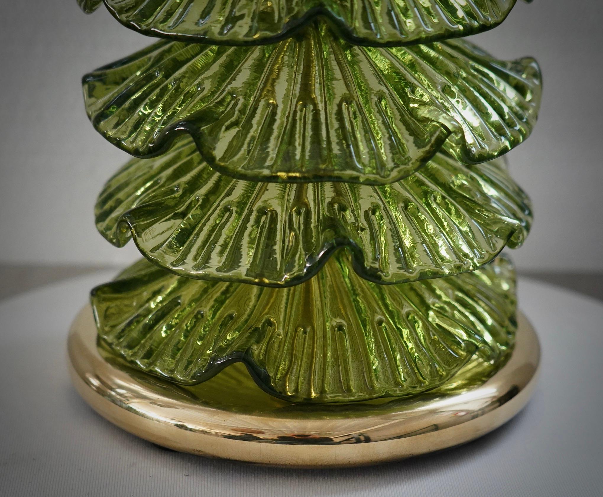 italien Lampe de table du milieu du siècle en verre d'art vert et laiton, Murano, 2020 en vente