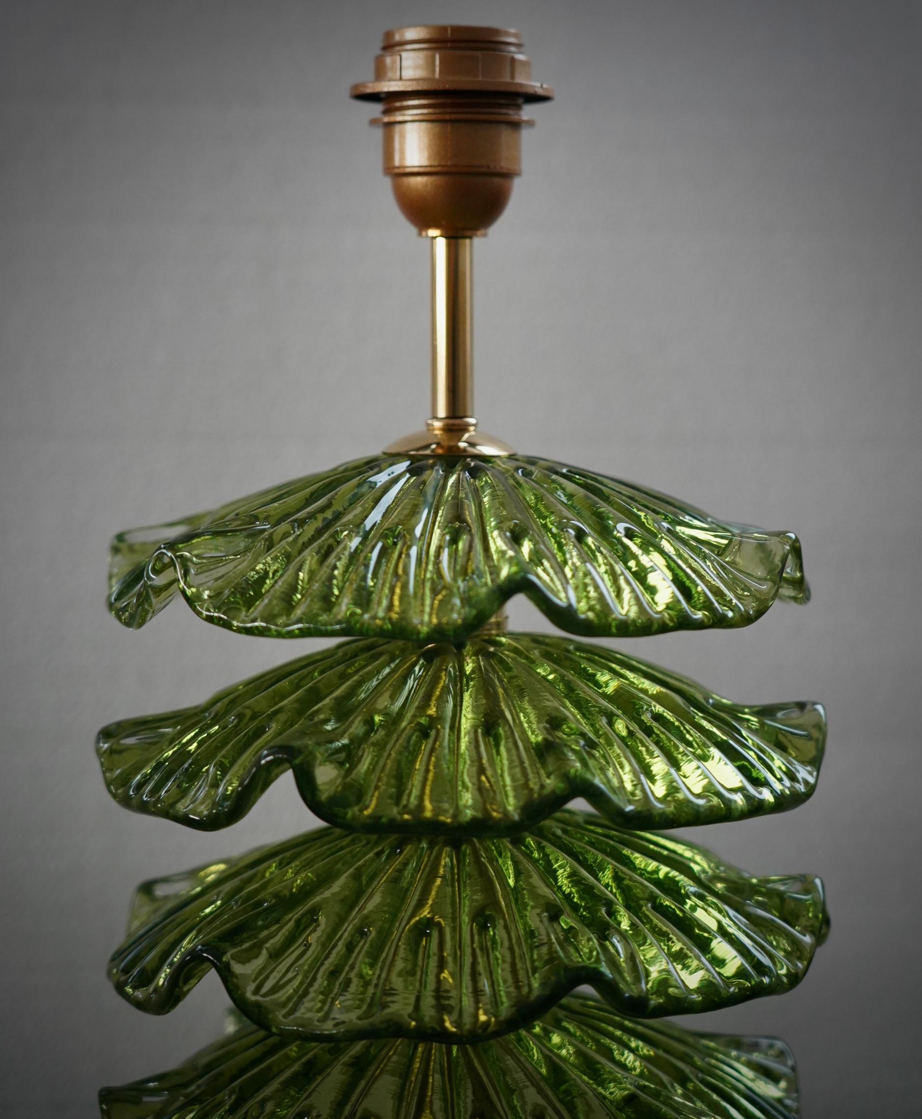 Laiton Lampe de table du milieu du siècle en verre d'art vert et laiton, Murano, 2020 en vente