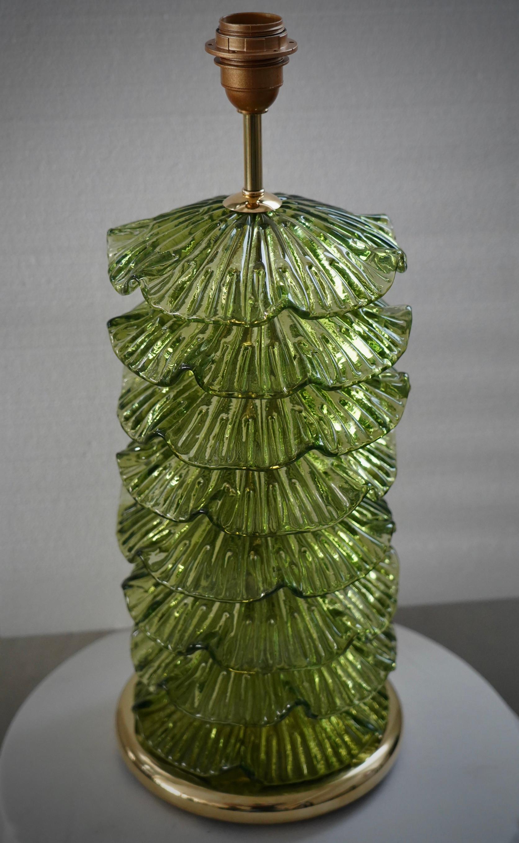 Lampe de table du milieu du siècle en verre d'art vert et laiton, Murano, 2020 en vente 1