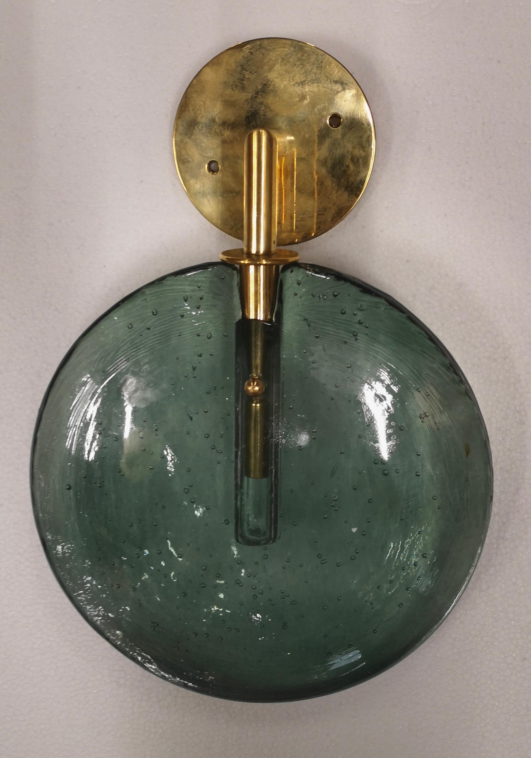 Murano Round Green Glass and Brass Modern Wall Light, 2020 In Good Condition For Sale In Rome, IT