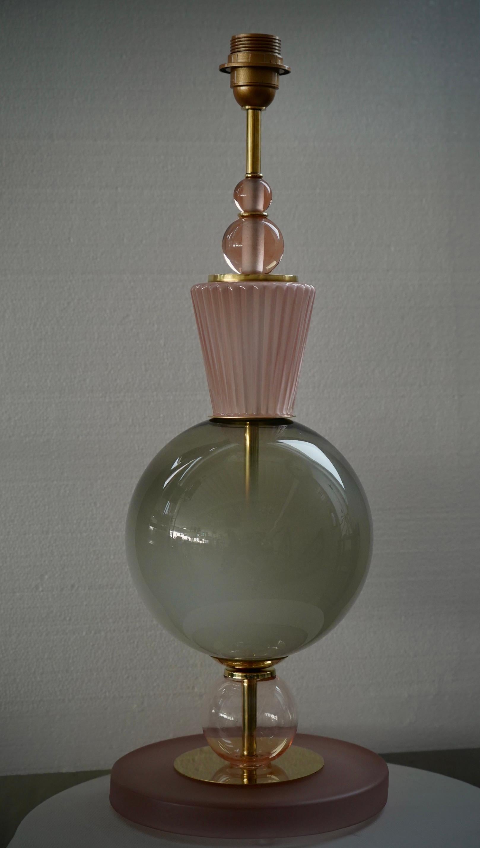Mid-Century Modern Lampe de bureau ronde du milieu du siècle dernier en verre d'art rose et vert de Murano et laiton, 2020 en vente