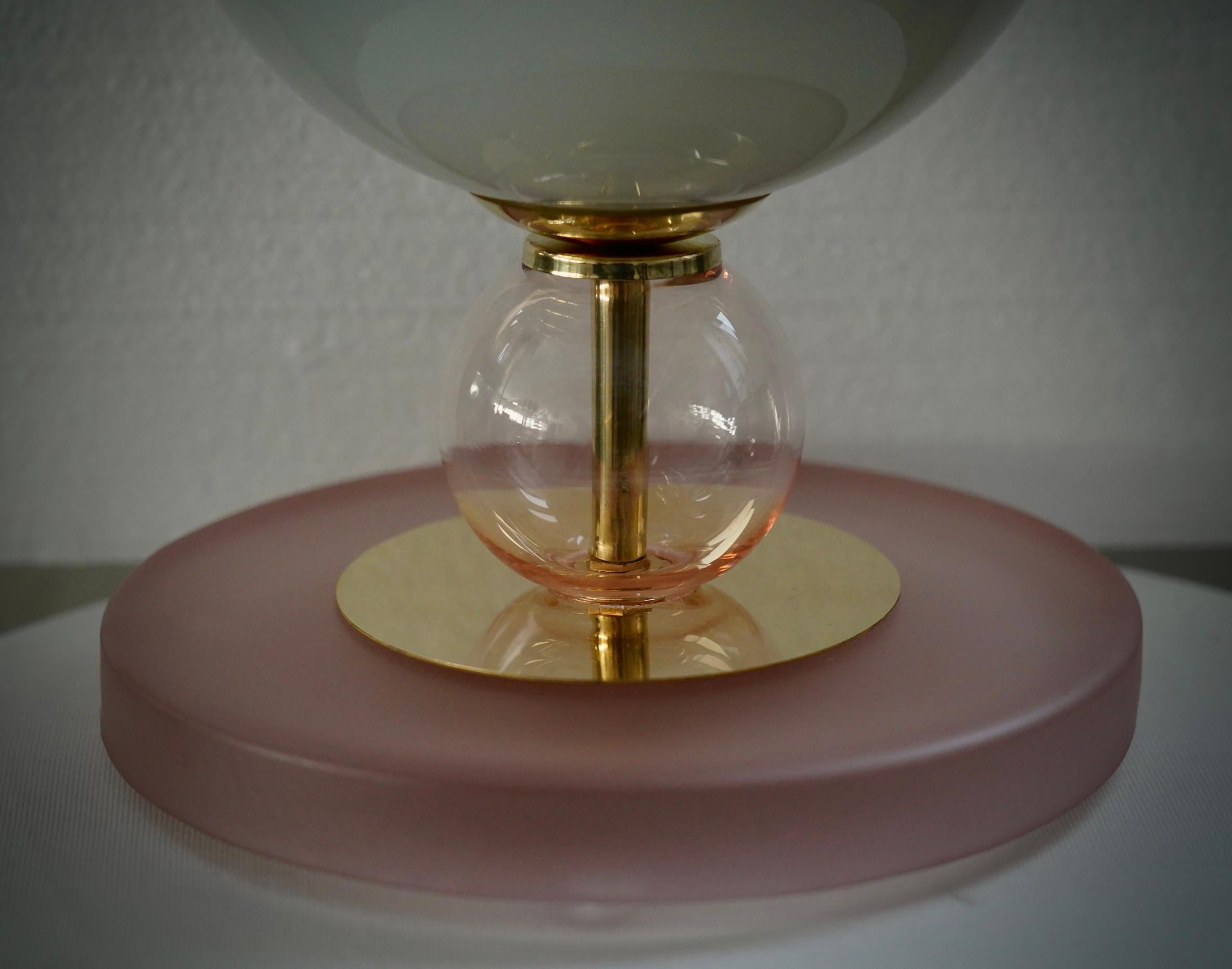 italien Lampe de bureau ronde du milieu du siècle dernier en verre d'art rose et vert de Murano et laiton, 2020 en vente