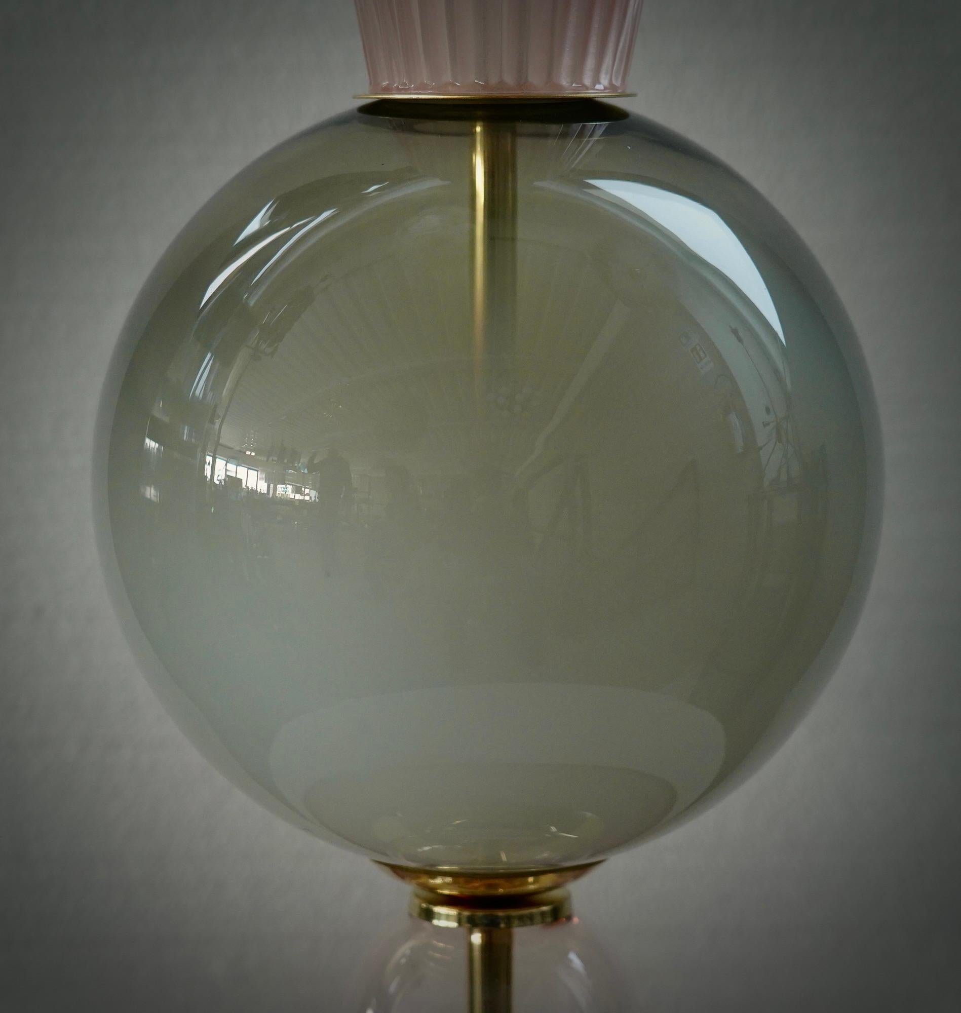 Lampe de bureau ronde du milieu du siècle dernier en verre d'art rose et vert de Murano et laiton, 2020 Bon état - En vente à Rome, IT