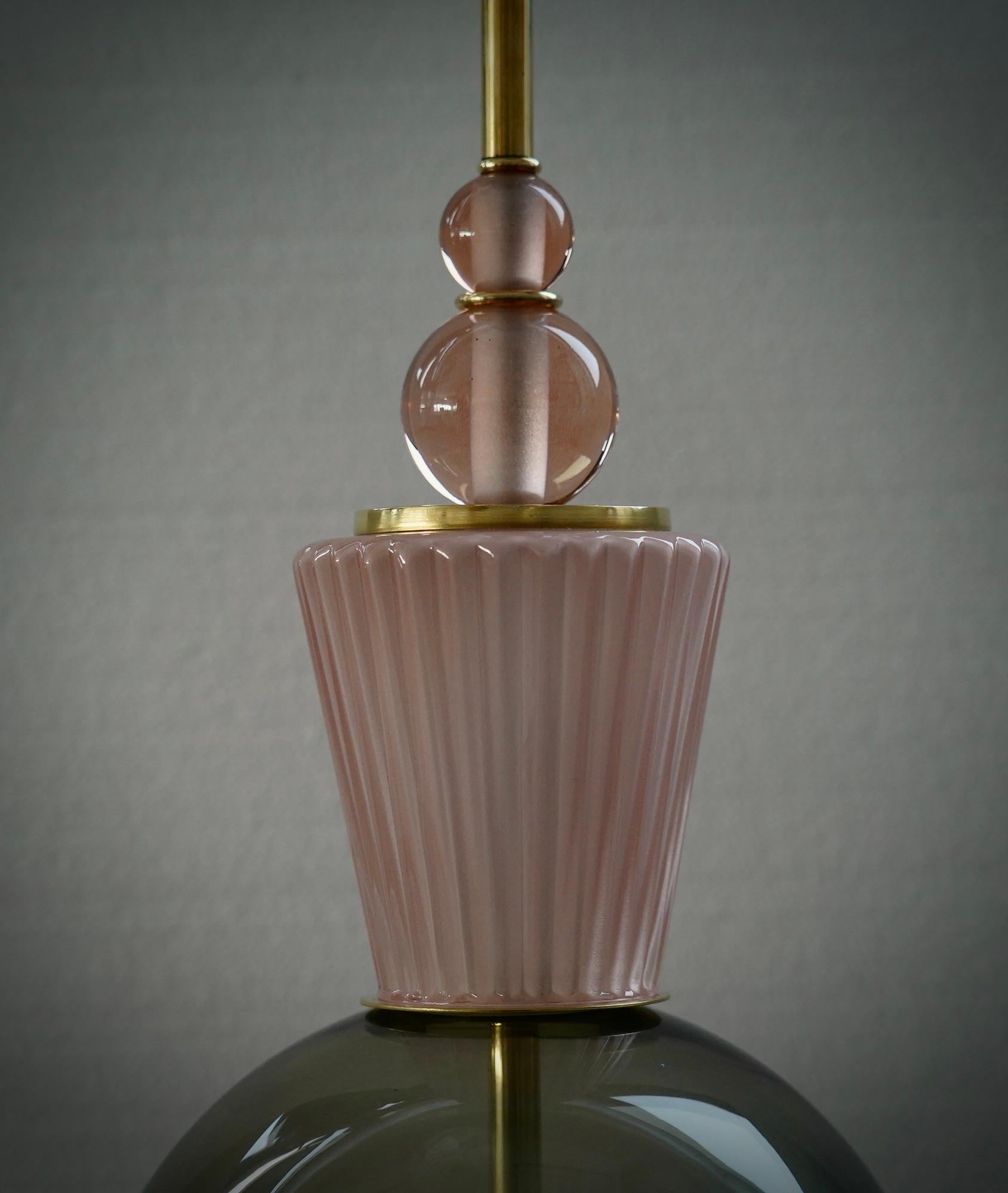 XXIe siècle et contemporain Lampe de bureau ronde du milieu du siècle dernier en verre d'art rose et vert de Murano et laiton, 2020 en vente
