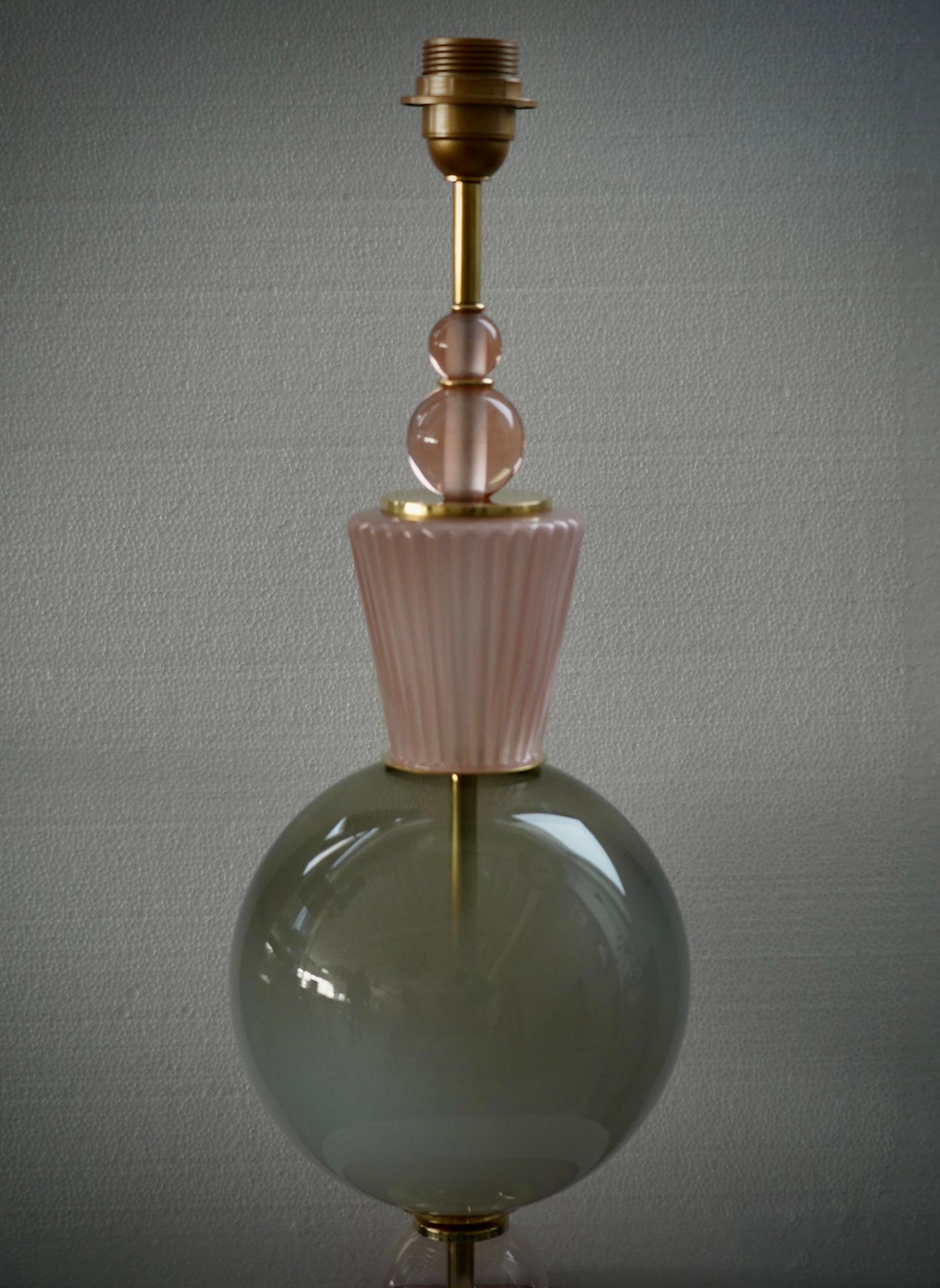 Laiton Lampe de bureau ronde du milieu du siècle dernier en verre d'art rose et vert de Murano et laiton, 2020 en vente