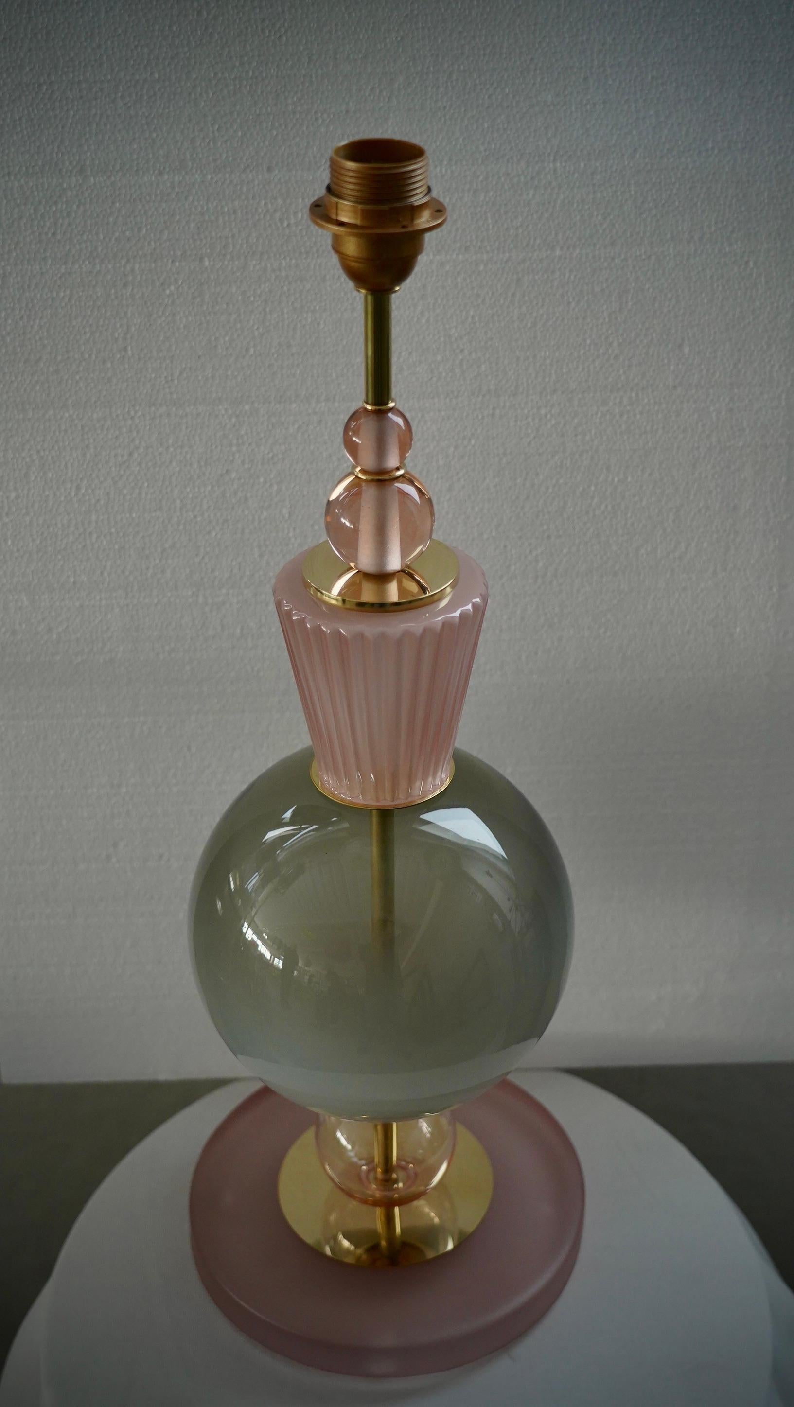 Lampe de bureau ronde du milieu du siècle dernier en verre d'art rose et vert de Murano et laiton, 2020 en vente 1