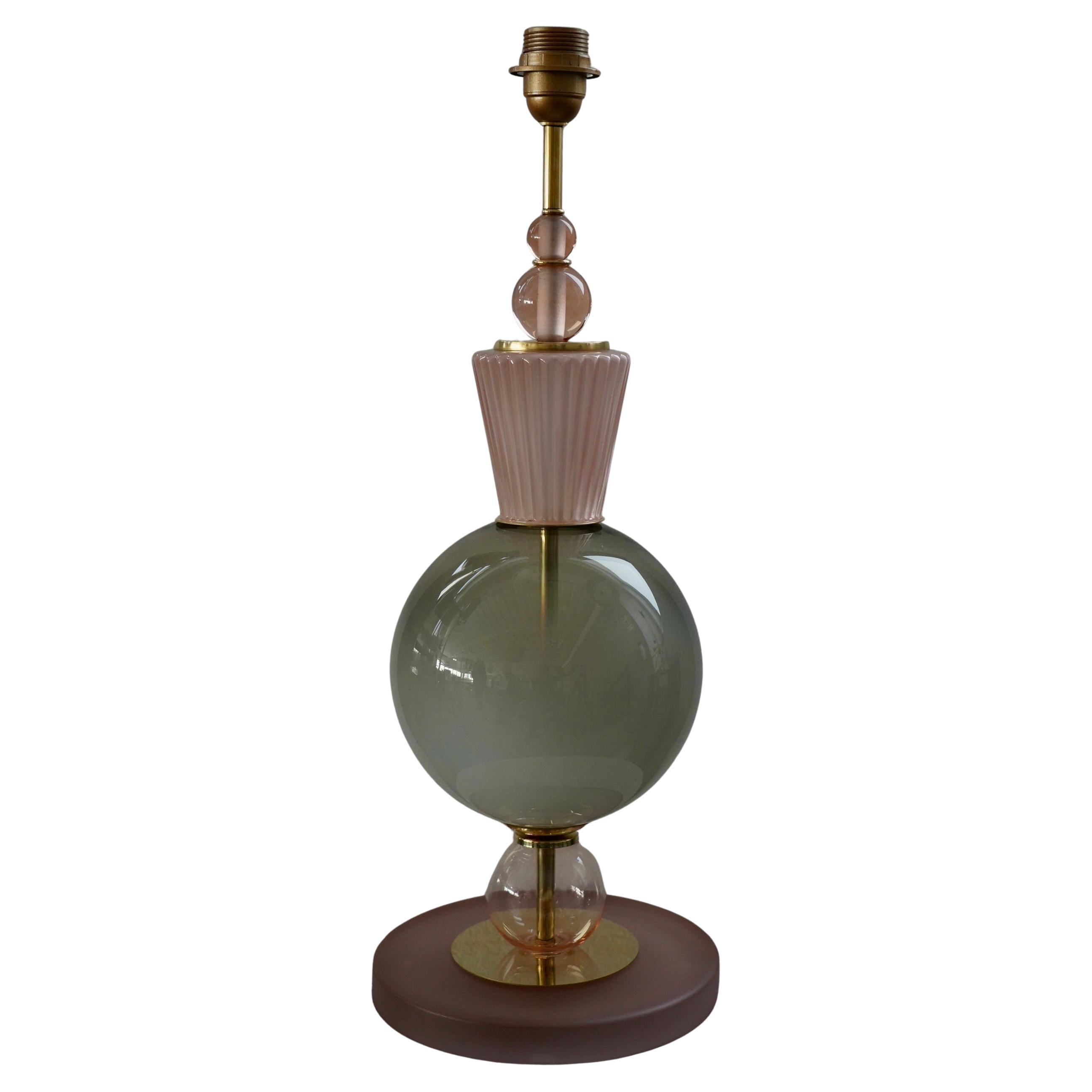 Lampe de bureau ronde du milieu du siècle dernier en verre d'art rose et vert de Murano et laiton, 2020