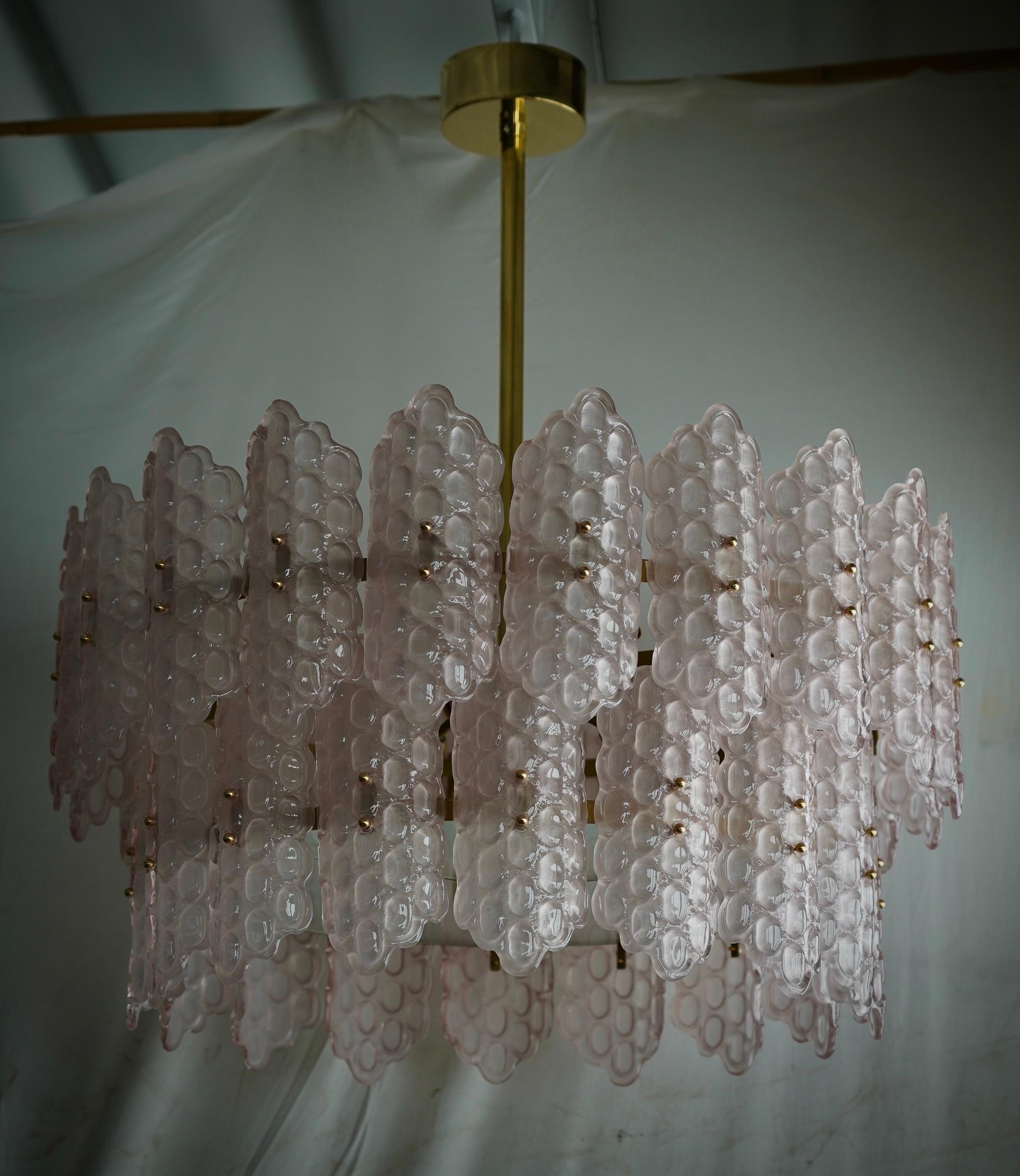 Murano Runde rosa Kunstglas und Messing Mid-Century Kronleuchter und Anhänger, 2020 (Moderne der Mitte des Jahrhunderts) im Angebot