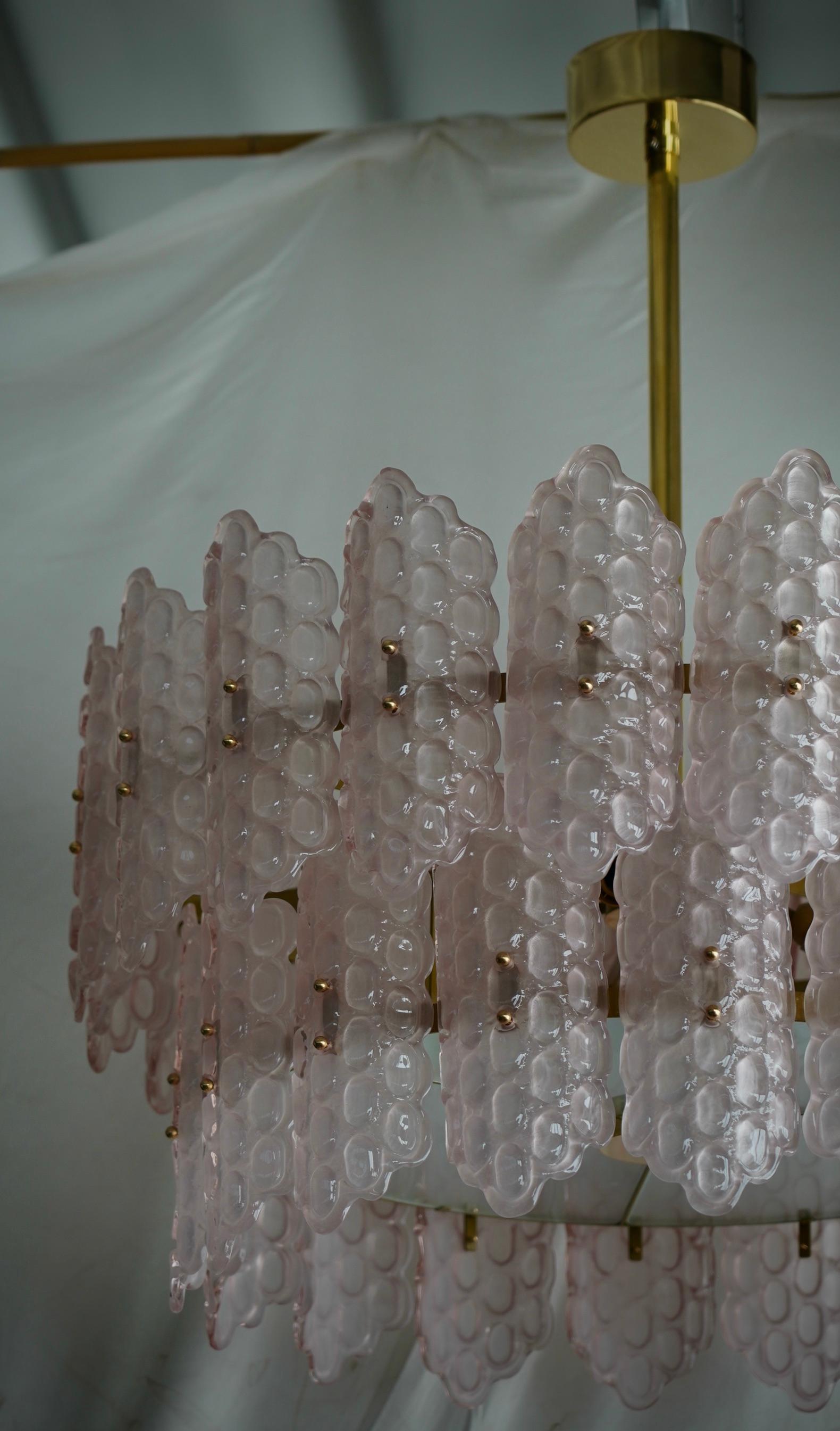 Murano Runde rosa Kunstglas und Messing Mid-Century Kronleuchter und Anhänger, 2020 (Italienisch) im Angebot