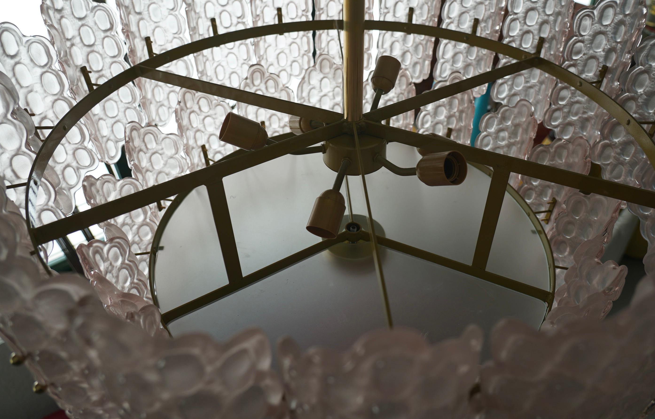 Murano Runde rosa Kunstglas und Messing Mid-Century Kronleuchter und Anhänger, 2020 im Angebot 3