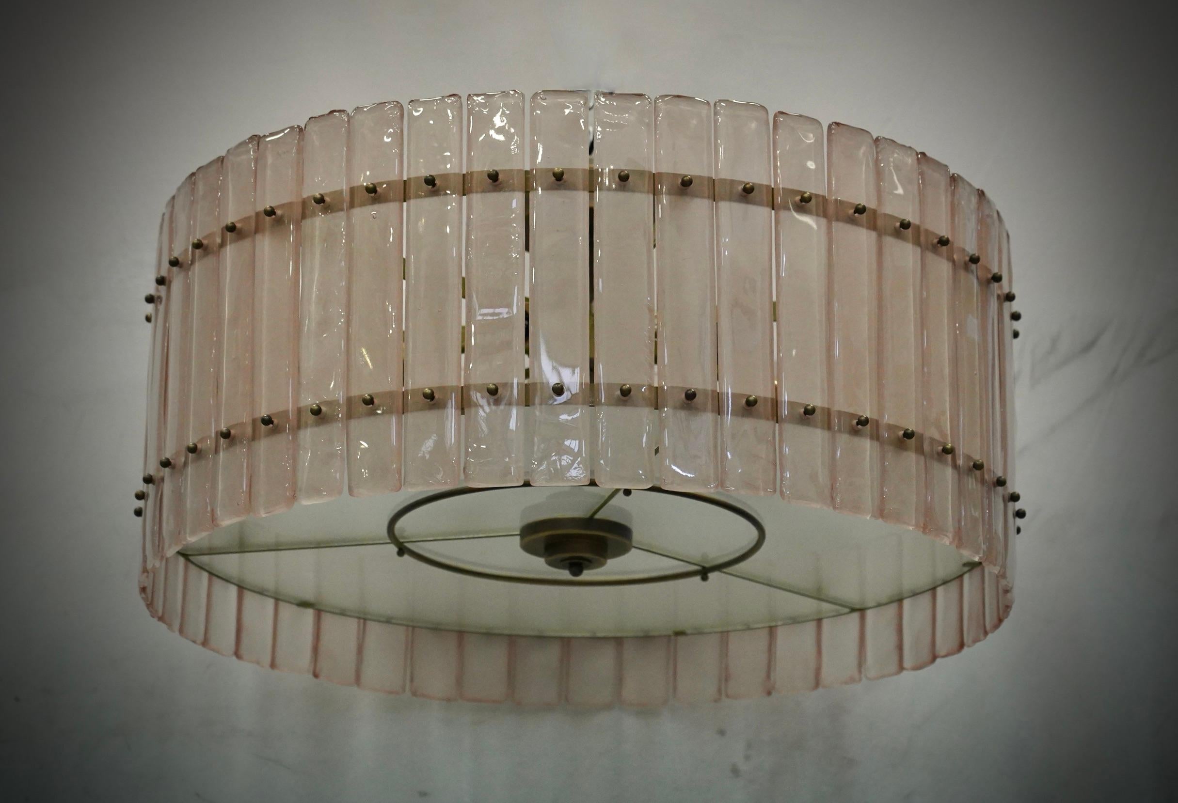 Mid-Century Modern Lustres et pendentifs du milieu du siècle en verre d'art rose et laiton de Murano, 2020 en vente