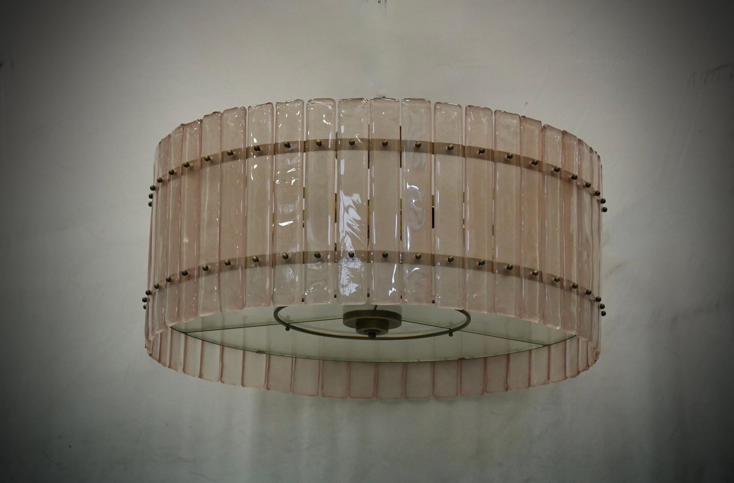 italien Lustres et pendentifs du milieu du siècle en verre d'art rose et laiton de Murano, 2020 en vente