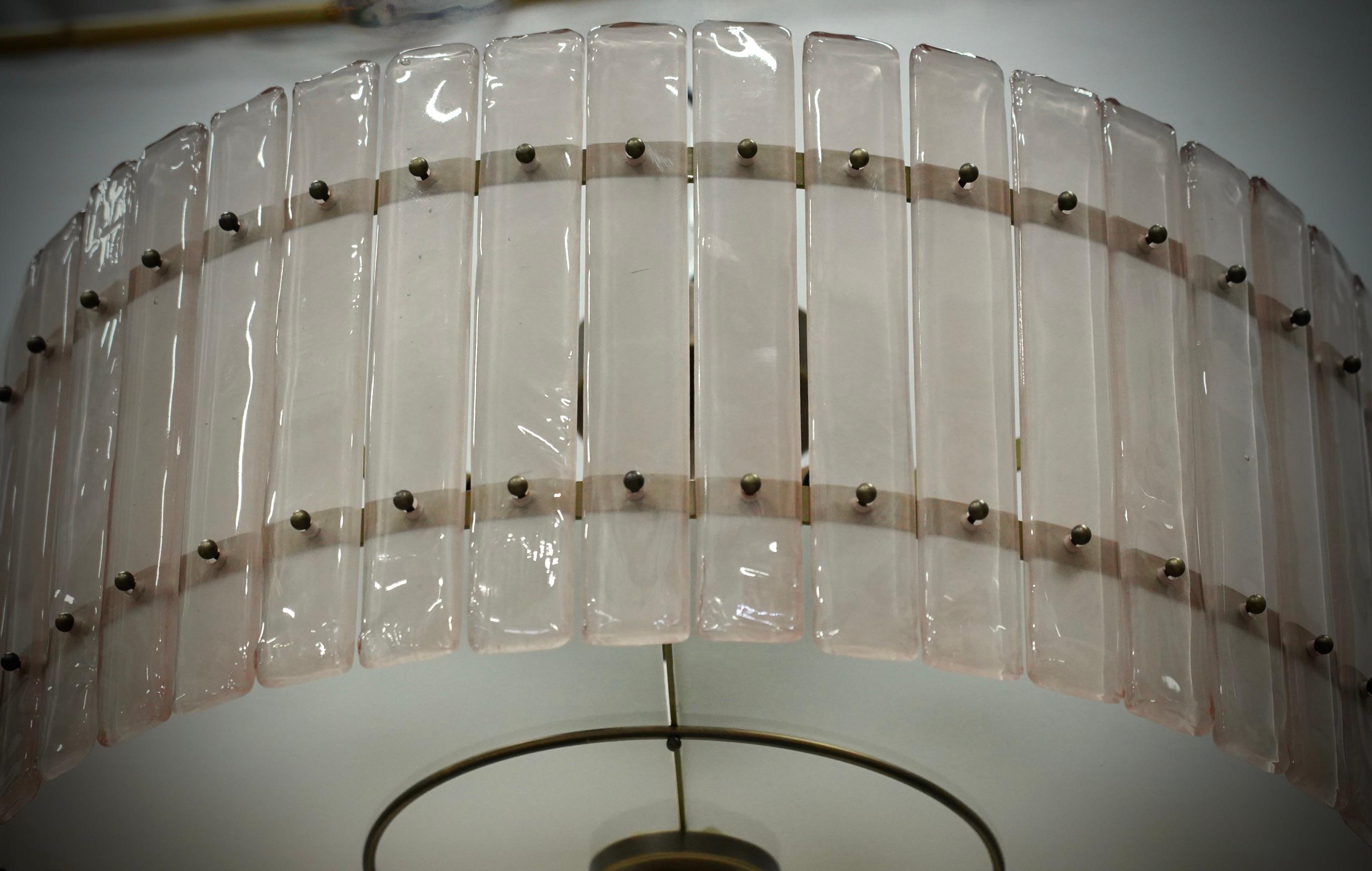XXIe siècle et contemporain Lustres et pendentifs du milieu du siècle en verre d'art rose et laiton de Murano, 2020 en vente