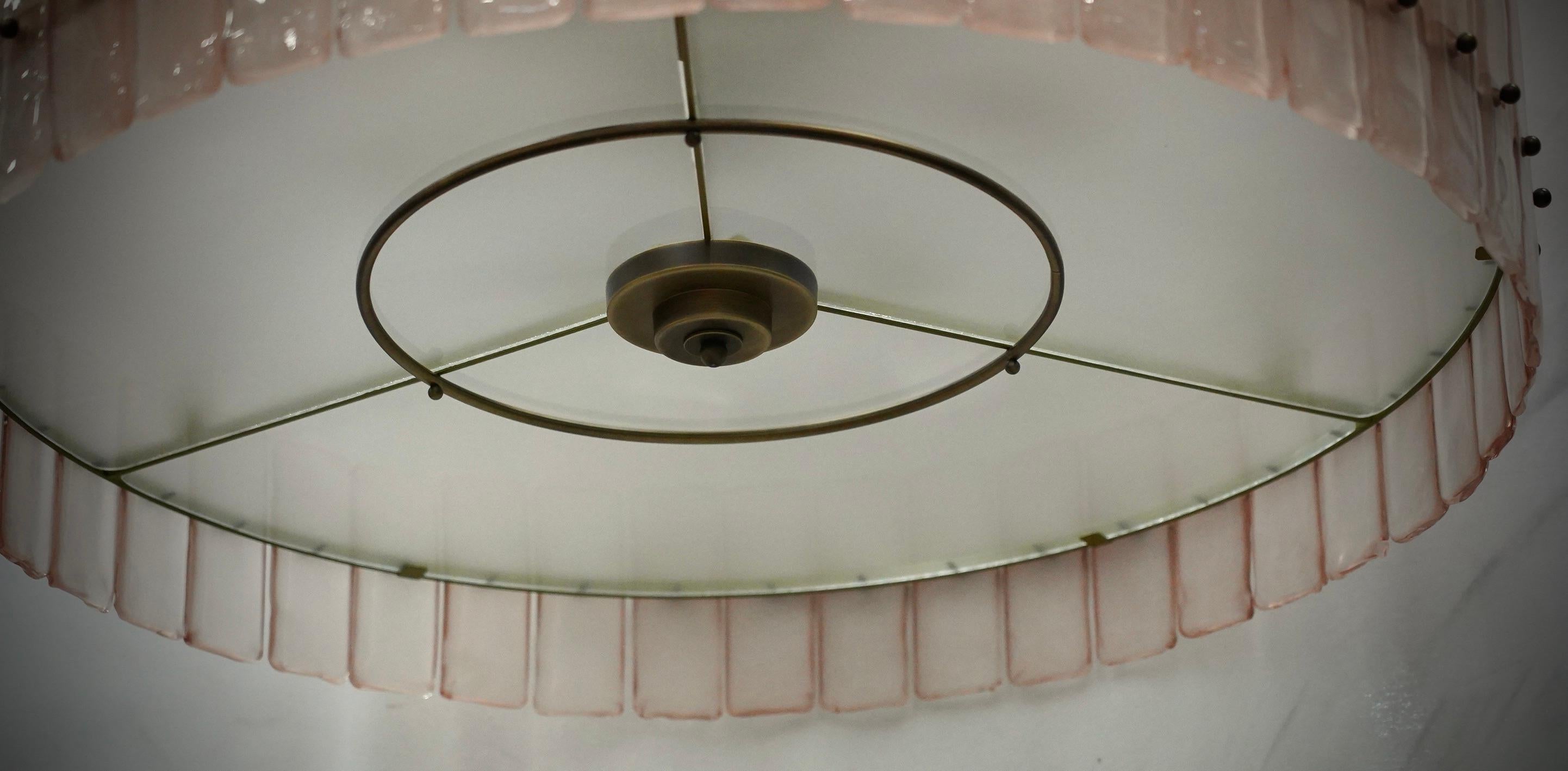 Laiton Lustres et pendentifs du milieu du siècle en verre d'art rose et laiton de Murano, 2020 en vente