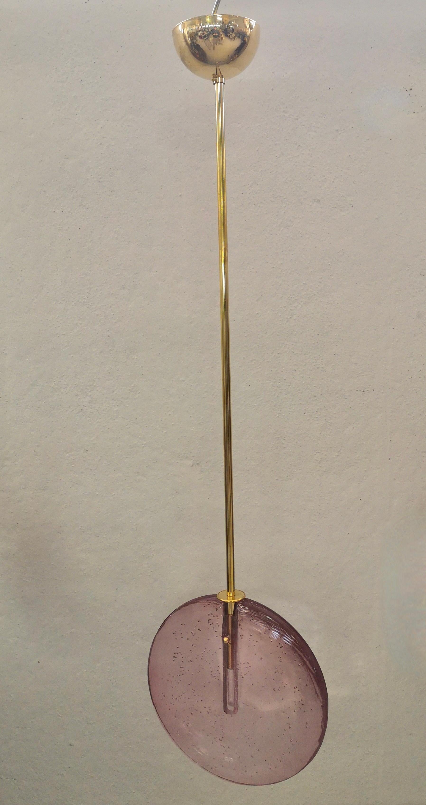 Faroles de cristal de Murano muy especiales, estilizados y elegantes, su diseño realmente único en su género. Hermoso colorido.

El farol está compuesto por un tallo de latón en el que se ha insertado un sistema para una bombilla LED G9; este
