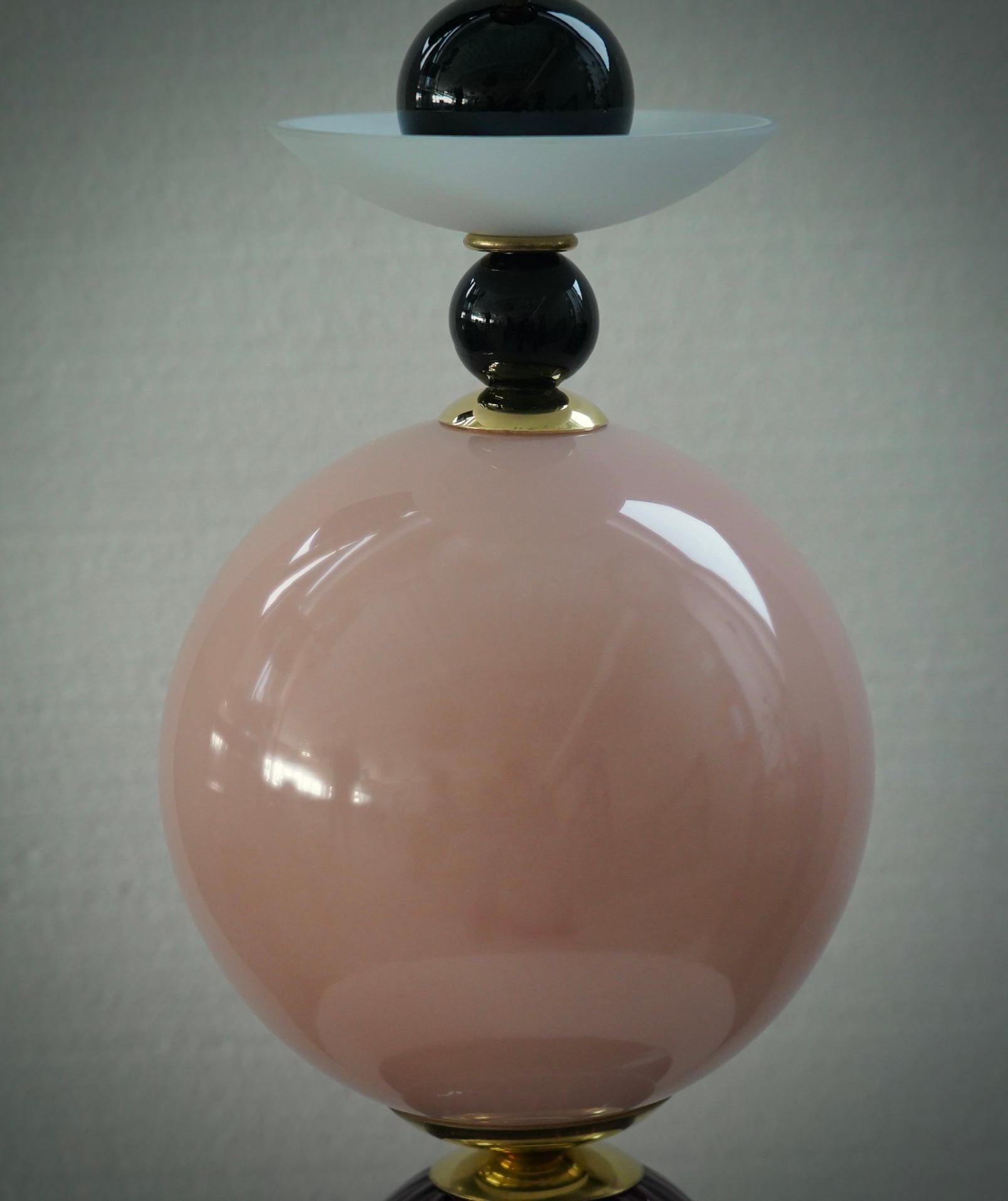 Murano Round Pink Violet and Black Art Glass and Brass Table Lamp, 2020 In Good Condition For Sale In Rome, IT