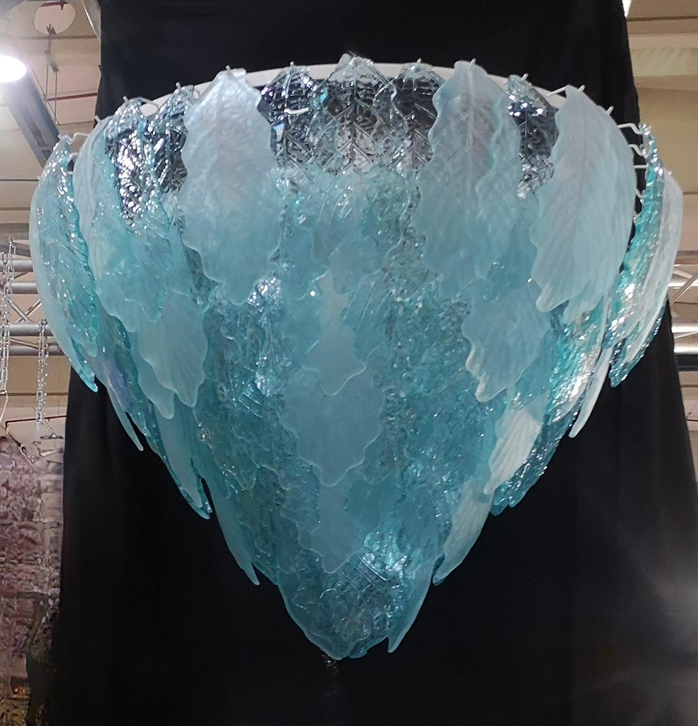 italien Lustres ronds en verre de Murano sablé de couleur bleu clair, 2020 en vente