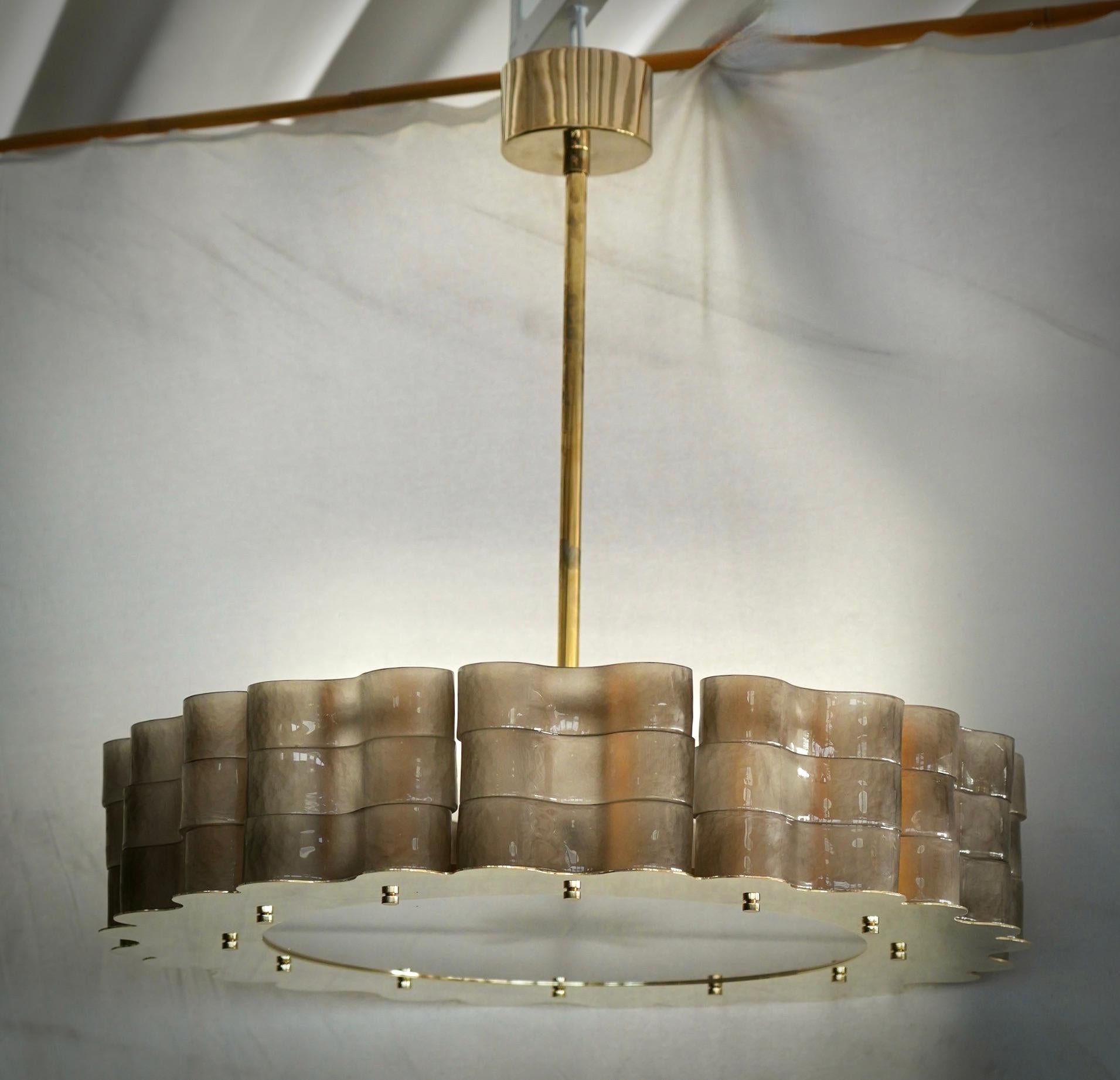 Fantastico lampadario rotondo in vetro di Murano e ottone lucido. Nota la forma dei riccioli in vetro di Murano, molto belli e unici. Un lampadario lineare di Murano, semplice ma molto elegante.

Lampadario di Murano in vetro artistico e ottone. La