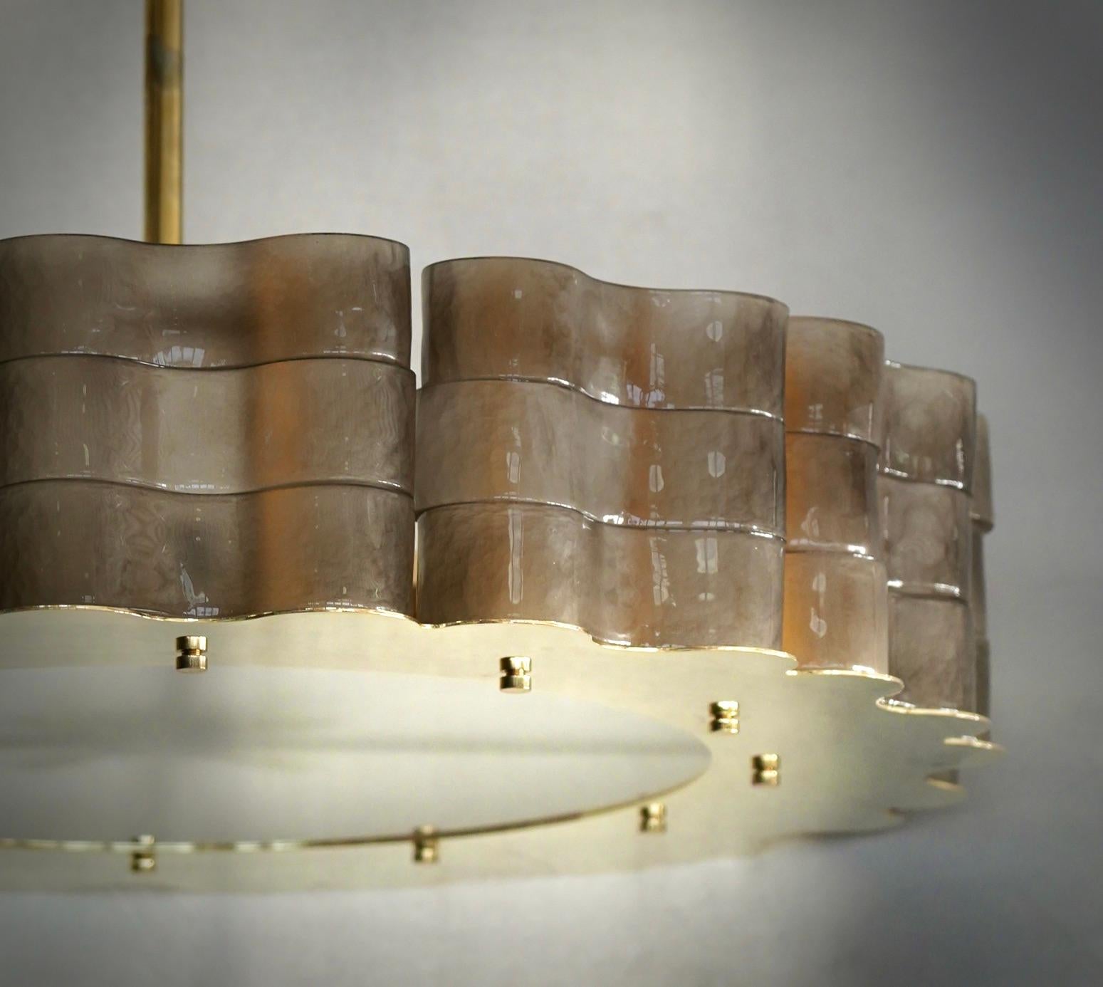 Italiano Lampadario e pendente tondo in vetro artistico fumé e ottone del Medioevo di Murano, 2000 in vendita