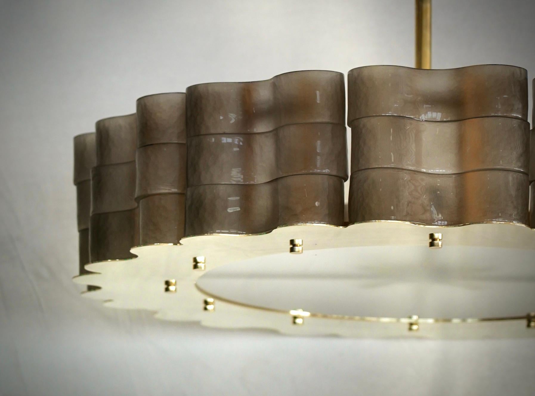Lampadario e pendente tondo in vetro artistico fumé e ottone del Medioevo di Murano, 2000 In condizioni buone in vendita a Rome, IT