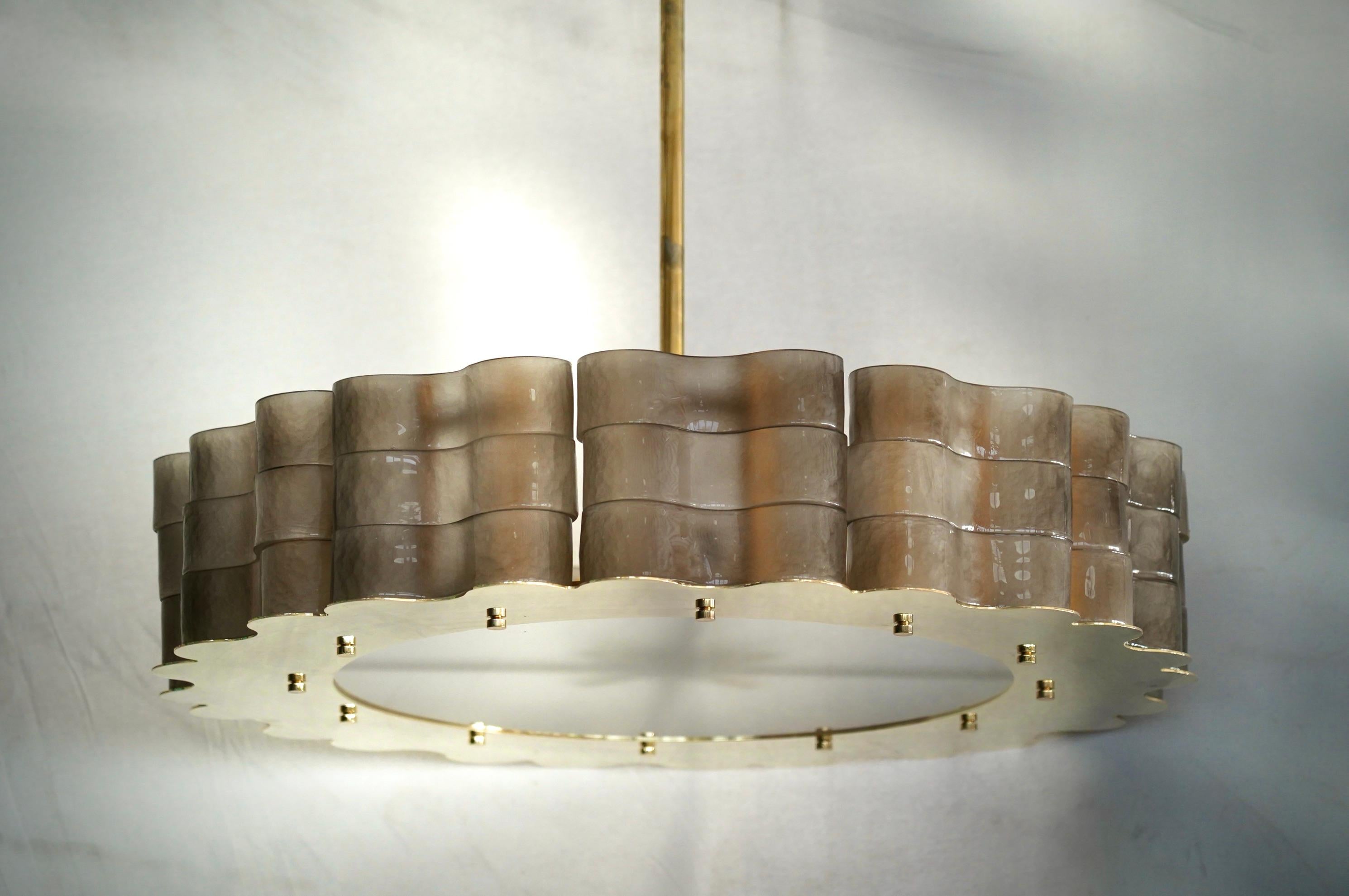 Ottone Lampadario e pendente tondo in vetro artistico fumé e ottone del Medioevo di Murano, 2000 in vendita